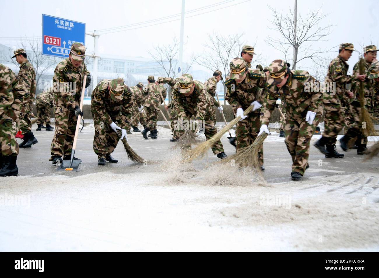 Bildnummer: 54797760 Datum: 10.01.2011 Copyright: imago/Xinhua (110110) -- GUIYANG, 10 gennaio 2011 (Xinhua) -- i poliziotti armati puliscono una strada coperta di ghiaccio a Guiyang, nella provincia di Guizhou nella Cina sud-occidentale, 10 gennaio 2011. Molti luoghi a Guizhou hanno visto il freddo negli ultimi giorni. La neve e il ghiaccio hanno disturbato il traffico e l'alimentazione. Un fronte freddo porterebbe più pioggia ghiacciata e neve nella Cina meridionale dal 9 al 13 gennaio, congelando parti del sud della Cina già colpite da temperature inferiori allo zero dal giorno di Capodanno, hanno detto le autorità meteorologiche. (Xinhua/Deng Gang) (xzj) CHINA-GUIZHOU-ICE E SNO Foto Stock