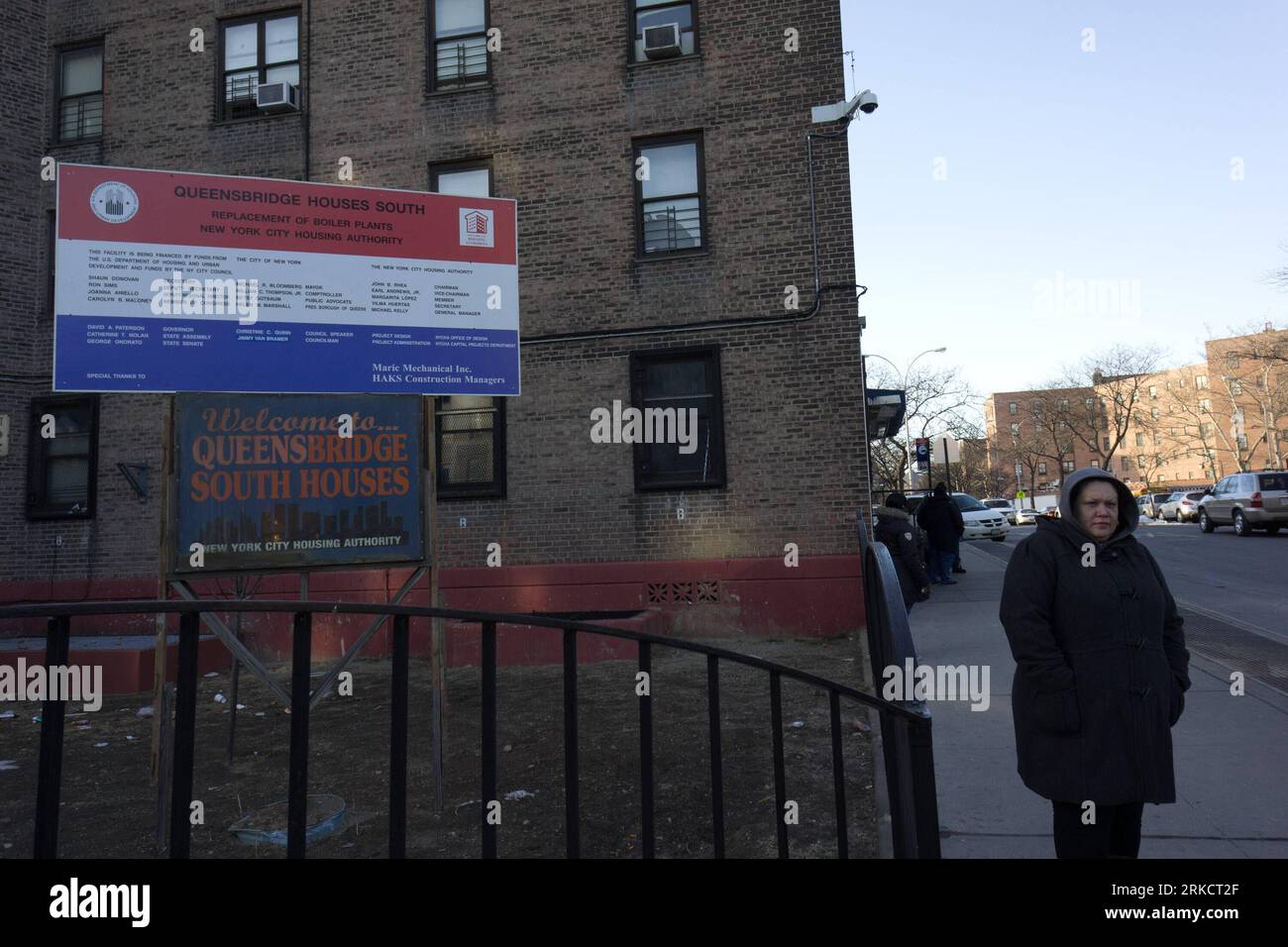 Bildnummer: 54802033 Datum: 10.01.2011 Copyright: imago/Xinhua (110111) -- NEW YORK, 11 gennaio 2011 (Xinhua) -- sono visti nelle case Queensbridge a New York, negli Stati Uniti, 10 gennaio 2011. La New York City Housing Authority (NYCHA), fondata il 17 febbraio 1934, è stata una visione pionieristica che ha rimodellato il paesaggio della città, sostituendo i quartieri poveri con alloggi puliti, sicuri e convenienti per le famiglie povere e lavoratrici. Oggi, NYCHA è il più grande proprietario di New York e il più grande e importante fornitore di alloggi pubblici della nazione. Il 5% della popolazione vive in città Foto Stock