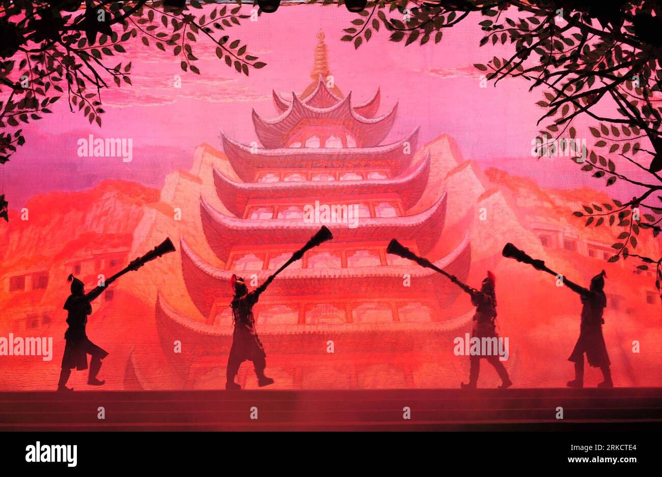 Bildnummer: 54804273 Datum: 11.01.2011 Copyright: imago/Xinhua (110112) -- LANZHOU 12 gennaio 2011 (Xinhua) -- i ballerini si esibiscono a Lanzhou, capitale della provincia del Gansu della Cina nord-occidentale l'11 gennaio 2011. Un grande spettacolo in tre atti con il tema di presentare l'essenza della danza antica cinese e il fascino romantico dei murales, della musica e delle poesie negli studi di Dunhuang è stato visto a Lanzhou martedì. Gli studi di Dunhuang derivano dalla ricerca di affreschi delle grotte di Dunhuang Mogao, un sito patrimonio dell'umanità nella parte nord-occidentale della provincia di Gansu. (Liang Qiang/Song Wen)(zjl) CHINA-GANSU-LANZHOU Foto Stock