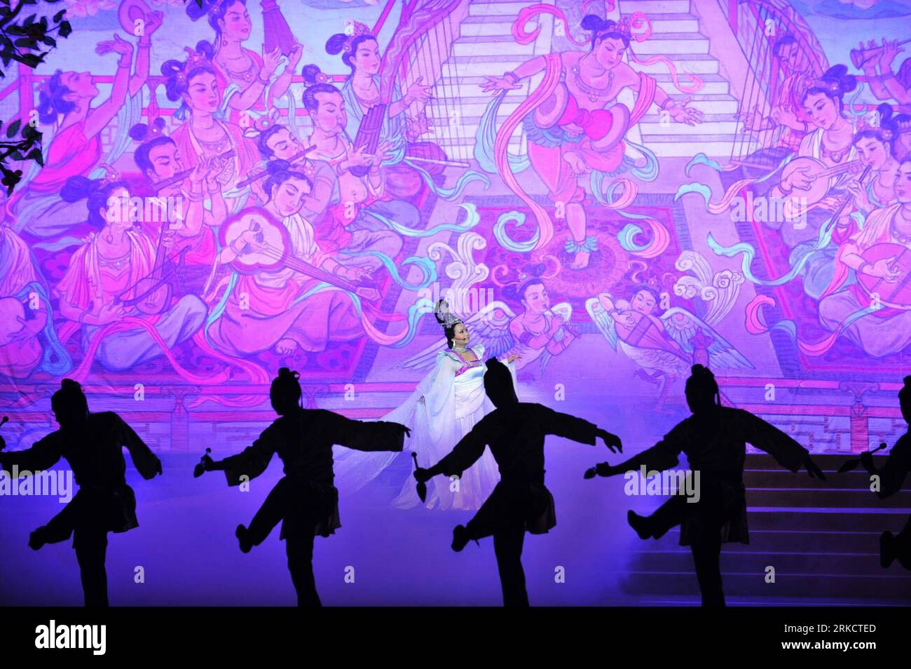 Bildnummer: 54804274 Datum: 11.01.2011 Copyright: imago/Xinhua (110112) -- LANZHOU 12 gennaio 2011 (Xinhua) -- i ballerini si esibiscono a Lanzhou, capitale della provincia del Gansu della Cina nord-occidentale l'11 gennaio 2011. Un grande spettacolo in tre atti con il tema di presentare l'essenza della danza antica cinese e il fascino romantico dei murales, della musica e delle poesie negli studi di Dunhuang è stato visto a Lanzhou martedì. Gli studi di Dunhuang derivano dalla ricerca di affreschi delle grotte di Dunhuang Mogao, un sito patrimonio dell'umanità nella parte nord-occidentale della provincia di Gansu. (Liang Qiang/Song Wen)(zjl) CHINA-GANSU-LANZHOU Foto Stock