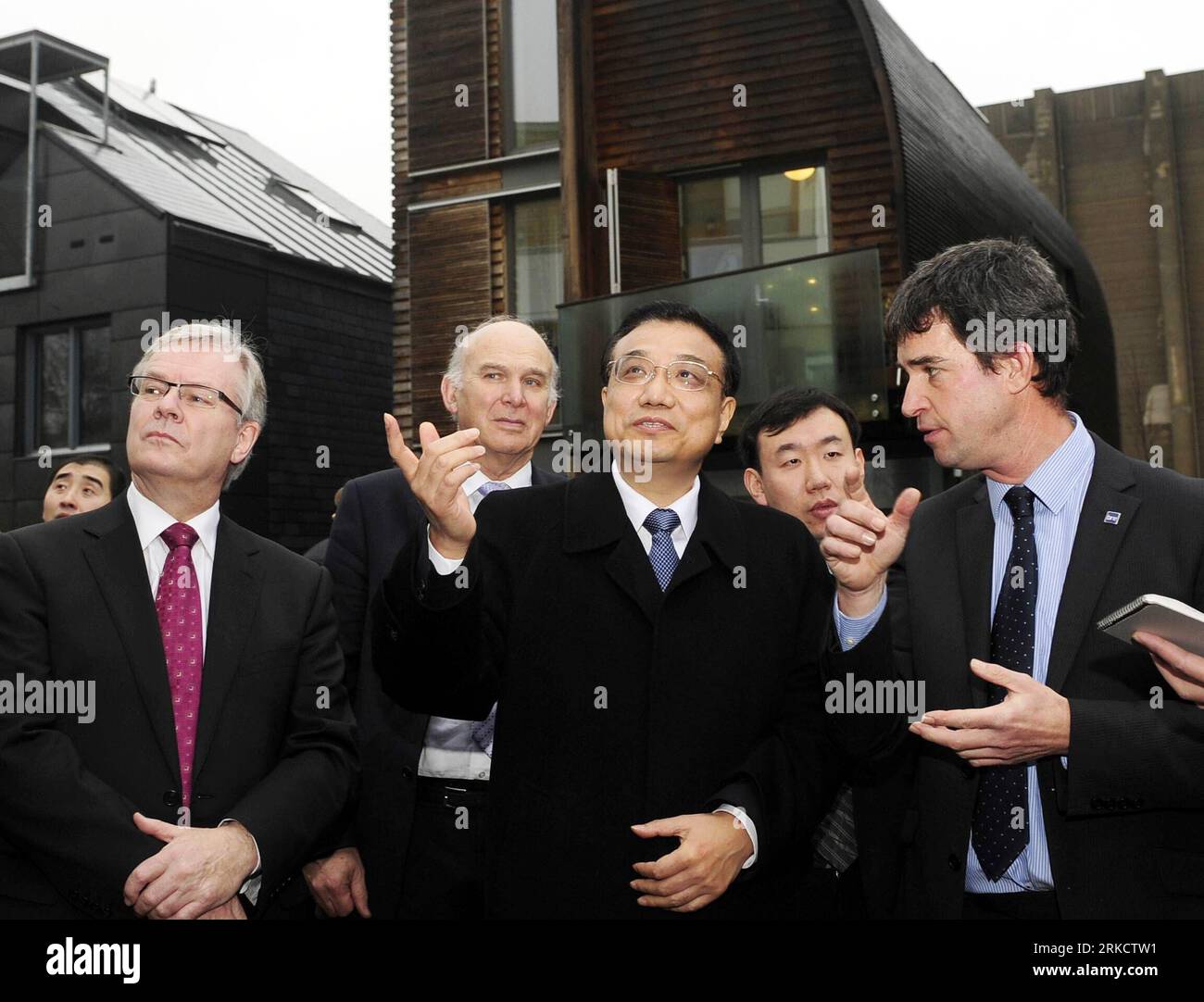 Bildnummer: 54807064 Datum: 12.01.2011 Copyright: imago/Xinhua (110112) -- LONDRA, 12 gennaio 2011 (Xinhua) -- il vice Premier cinese li Keqiang (fronte C) visita il British Building Research Establishment (BRE) Innovation Park a Londra, Gran Bretagna, 12 gennaio 2011. (Xinhua/Zeng Yi) (mcg) BRITAIN-CHINA-li KEQIANG-BRE INNOVATION PARK-VISIT (CN) PUBLICATIONxNOTxINxCHN People Politik premiumd kbdig xo0x xsk 2011 quer Bildnummer 54807064 Data 12 01 2011 Copyright Imago XINHUA Londra Jan 12 2011 XINHUA Chinese Vice Premier Left Keqiang C Front Visit British Building Research Establishment Bre Innovatio Foto Stock