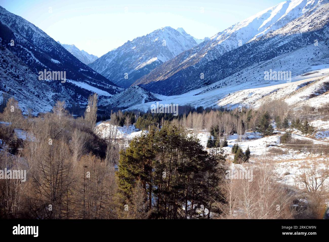 (110113) -- BISHKEK, 13 gennaio 2011 (Xinhua) -- la foto scattata il 12 gennaio 2011 mostra la vista nel Parco Nazionale di Ala Archa, a circa 30 chilometri da Bishkek, capitale del Kirghizistan. (Xinhua/Sadat) (msq) KIRGHIZISTAN-ala ARCHA NATIONAL PARK-SNOW PUBLICATIONxNOTxINxCHN 110113 Bishkek 13 gennaio 2011 XINHUA la foto scattata IL 12 gennaio 2011 mostra la vista nel Parco nazionale di Ala Archa a a circa 30 chilometri di distanza dalla capitale Bishkek del Kirghizistan XINHUA Sadat msq Kyrgyzstan Ala Archa National Park Foto Stock