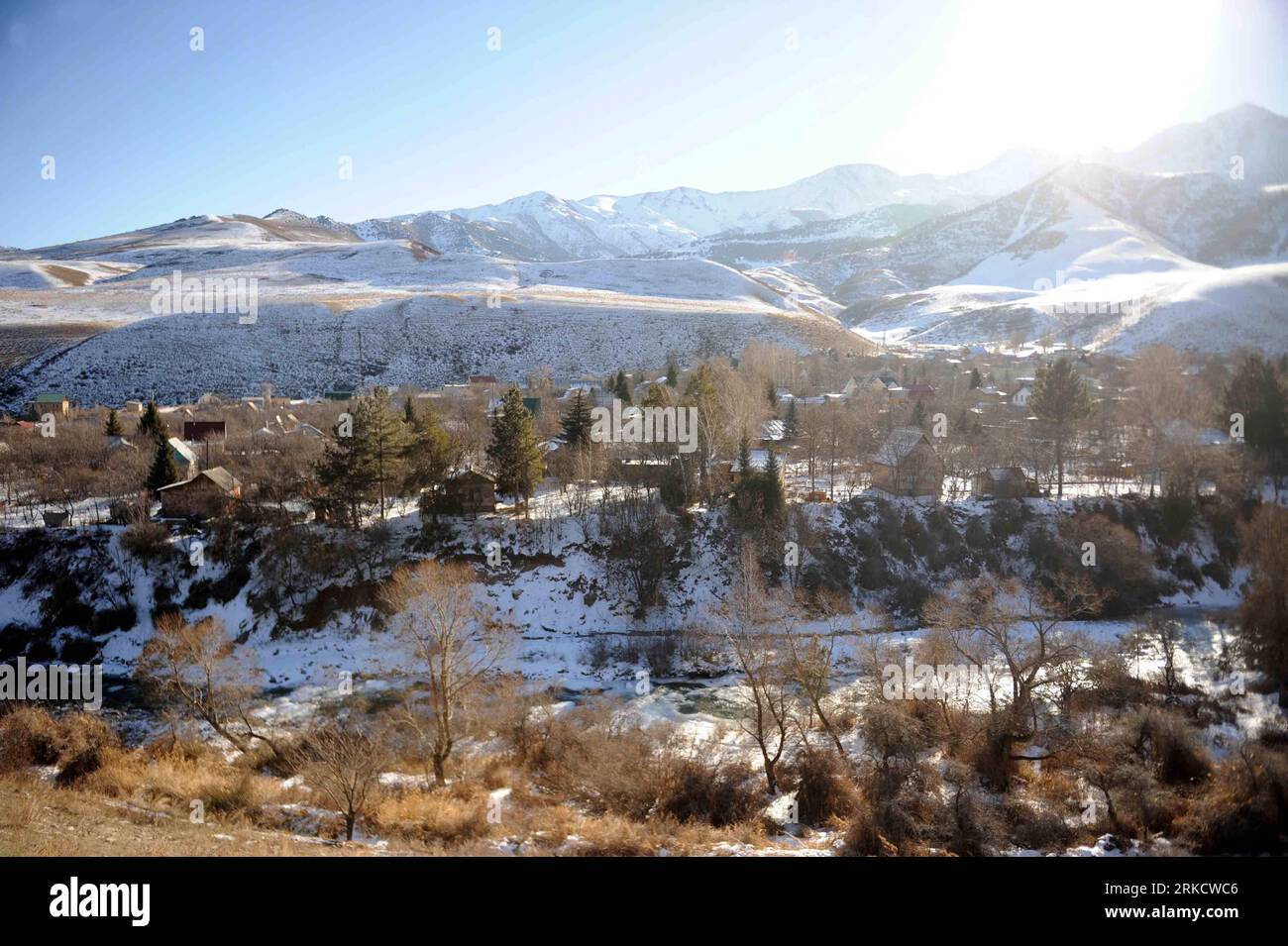 (110113) -- BISHKEK, 13 gennaio 2011 (Xinhua) -- la foto scattata il 12 gennaio 2011 mostra la vista nel Parco Nazionale di Ala Archa, a circa 30 chilometri da Bishkek, capitale del Kirghizistan. (Xinhua/Sadat) (msq) KIRGHIZISTAN-ala ARCHA NATIONAL PARK-SNOW PUBLICATIONxNOTxINxCHN 110113 Bishkek 13 gennaio 2011 XINHUA la foto scattata IL 12 gennaio 2011 mostra la vista nel Parco nazionale di Ala Archa a a circa 30 chilometri di distanza dalla capitale Bishkek del Kirghizistan XINHUA Sadat msq Kyrgyzstan Ala Archa National Park Foto Stock