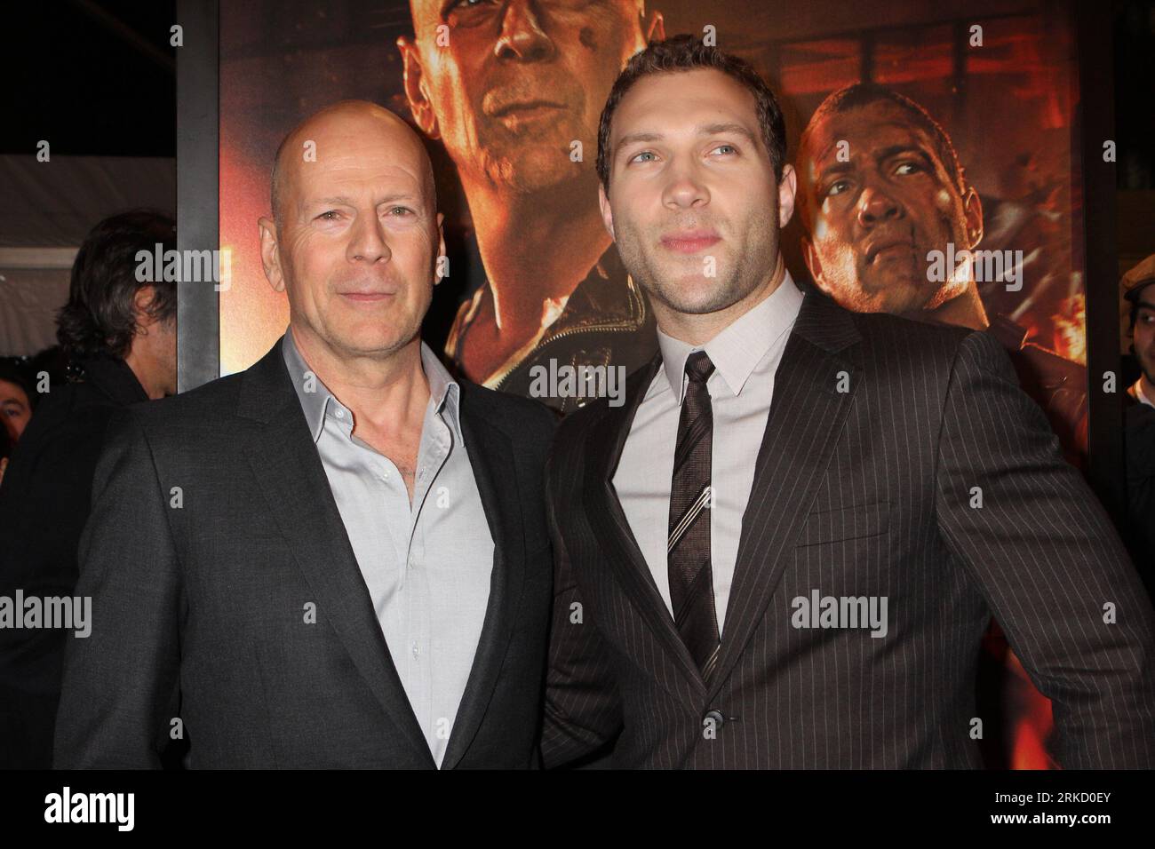 Bruce Willis e Jai Courtney assistono a una proiezione per i fan di "Die Hard" per celebrare l'apertura di "A Good Day to Die Hard" della Twentieth Century Fox all'AMC Empire 25 Theatre di New York il 13 febbraio 2013. Crediti fotografici: Henry McGee/MediaPunch Foto Stock