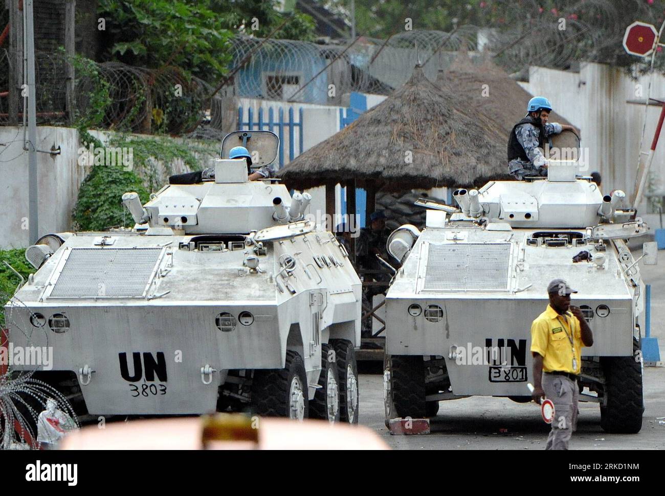 Bildnummer: 54841857 Datum: 21.01.2011 Copyright: imago/Xinhua (110121) -- ABIDJAN, 21 gennaio 2011 (Xinhua) -- le auto blindate sono viste di fronte alla guarnigione dell'UNOCI ad Abidjan, Costa d'Avorio, 21 gennaio 2011. Circa 260 sono stati uccisi nelle recenti violenze e 68 sono dispersi, secondo l'operazione delle Nazioni Unite in Costa d'Avorio (UNOCI). (Xinhua/Ding Haitao) (zw) COTE D IVOIRE-ABIDJAN-VIOLENCE PUBLICATIONxNOTxINxCHN Gesellschaft Politik Unruhe Elfenbeinküste premiumd kbdig xsp 2011 quer o0 un Fahrzeuge Militär Bildnummer 54841857 Date 21 01 2011 Copyright Imago XINHUA Abidjan Jan 21 2011 XINHUA Ar Foto Stock