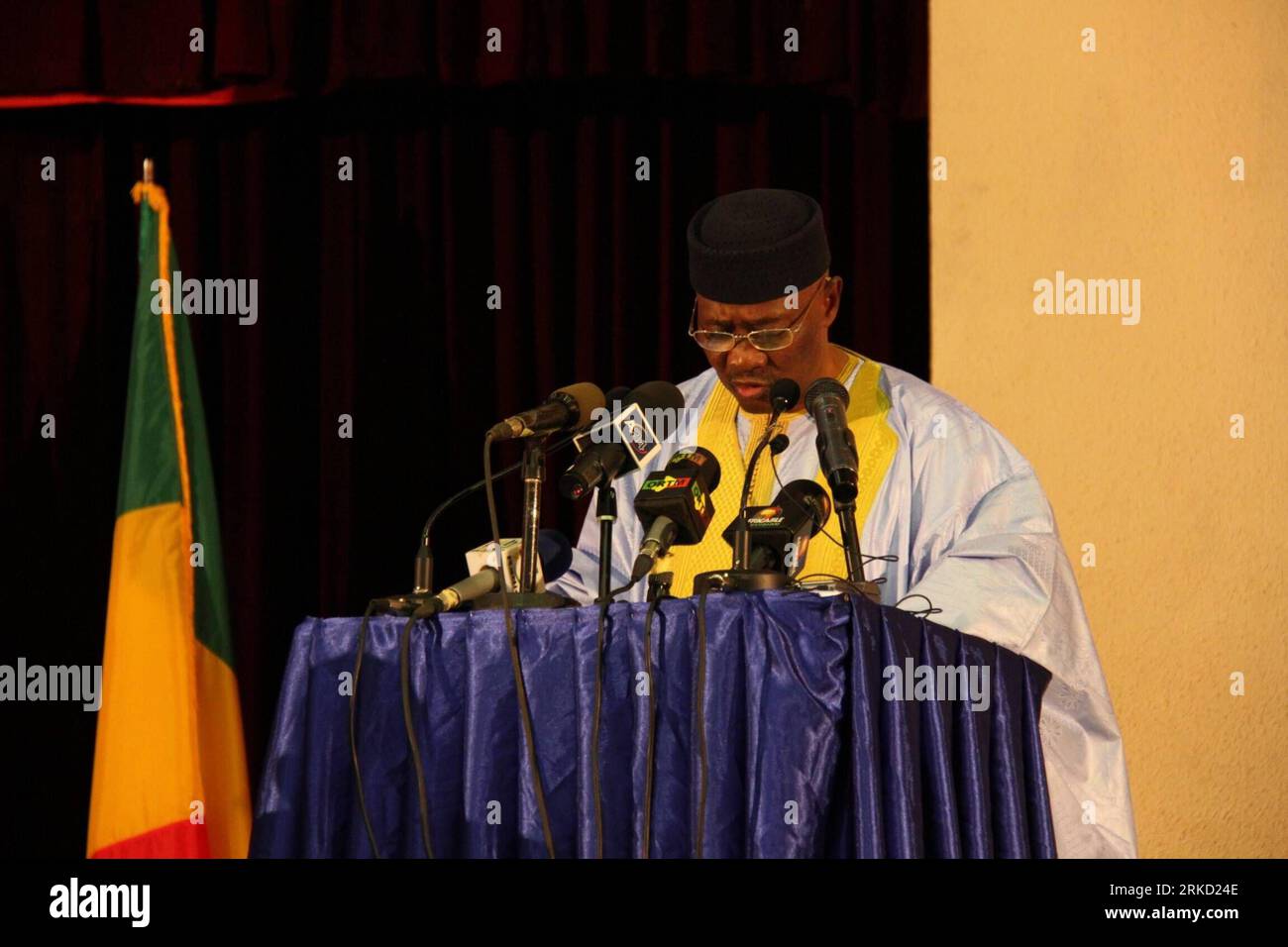 Bildnummer: 54845589 Datum: 22.01.2011 Copyright: imago/Xinhua (110123) -- UEMOA, 23 gennaio 2011 (Xinhua) -- il presidente maliano Amadou Toumani Toure parla durante il vertice dei capi di stato e di governo dell'Unione economica e monetaria dell'Africa occidentale (UEMOA) nella capitale del Mali Bamako, 22 gennaio 2011. Il primo ministro del governo della Costa d Avorio guidato da A, è arrivato venerdì nella capitale maliana Bamako per partecipare al vertice dei capi di Stato e di governo dell'Unione economica e monetaria dell'Africa occidentale (UEMOA). (Xinhua/Wang Zizheng) (cl) MALI-BAMAKO-UEMOA-COTE D IVOIRE ISSUES PUBLICA Foto Stock