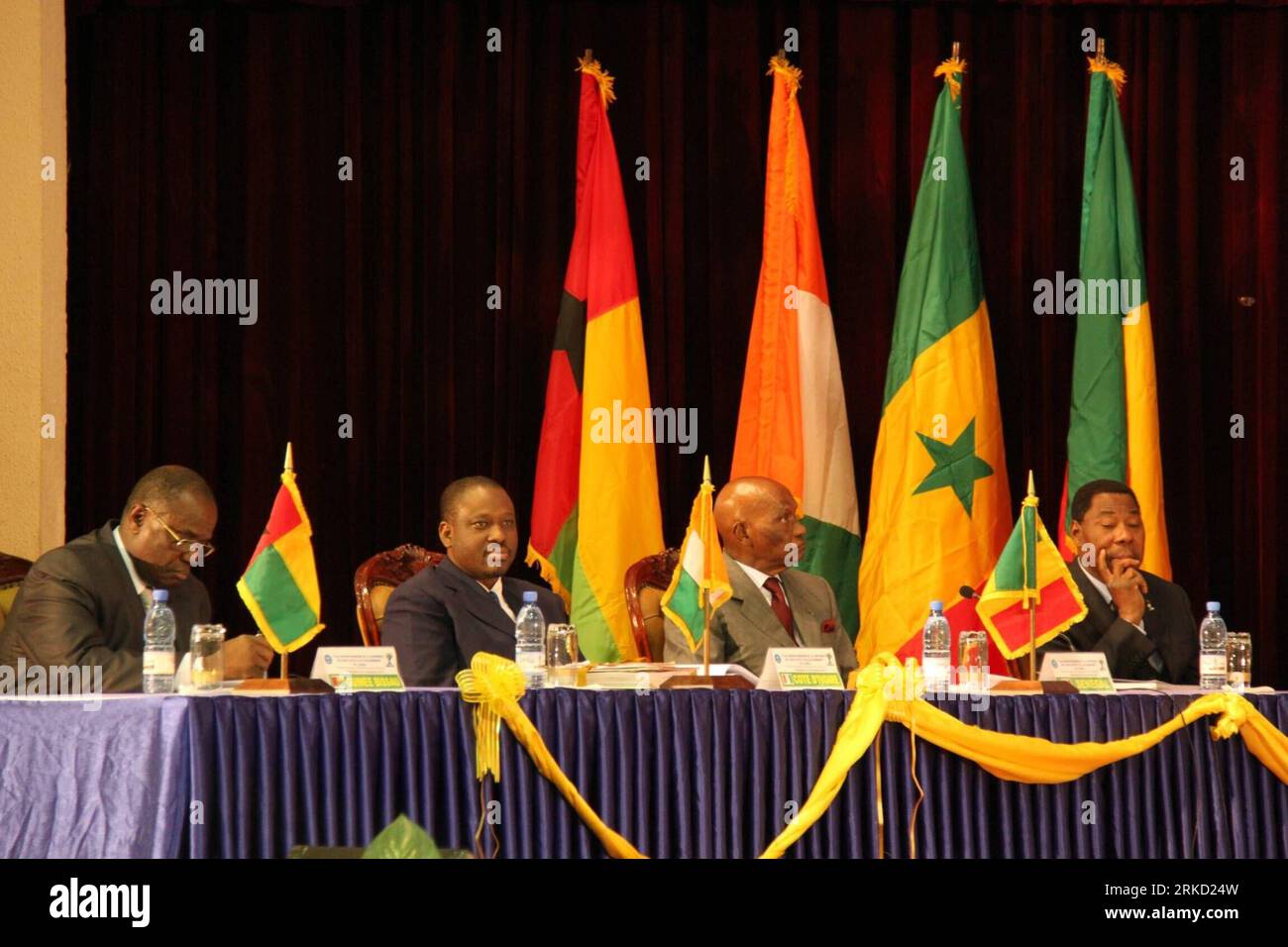 Bildnummer: 54845582 Datum: 22.01.2011 Copyright: imago/Xinhua (110123) -- UEMOA, 23 gennaio 2011 (Xinhua) -- (da R a L) Boni Yayi presidente del Benin, Abdoulaye Wade e Guillaume Soro, primo ministro del governo della Costa d'Avorio guidato da Alassane Ouattara, partecipa al vertice dei capi di Stato e di governo dell'Unione economica e monetaria dell'Africa occidentale (UEMOA) nella capitale maliana Bamako, 22 gennaio 2011. Guillaume Soro, primo ministro del governo della Costa d'Avorio guidato da Alassane Ouattara, è arrivato venerdì nella capitale del Mali Bamako per partecipare al vertice Foto Stock