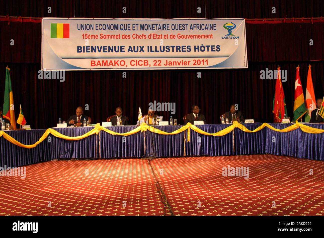 Bildnummer: 54845583 Datum: 22.01.2011 Copyright: imago/Xinhua (110123) -- UEMOA, 23 gennaio 2011 (Xinhua) -- il vertice dei capi di stato e di governo dell'Unione economica e monetaria dell'Africa occidentale (UEMOA) si tiene nella capitale maliana Bamako, 22 gennaio 2011. Guillaume Soro, primo ministro del governo della Costa d Avorio guidato da Alassane Ouattara, è arrivato venerdì nella capitale del Mali Bamako per partecipare al vertice dei capi di Stato e di governo dell'Unione economica e monetaria dell'Africa occidentale (UEMOA). (Xinhua/Wang Zizheng) (cl) MALI-BAMAKO-UEMOA-COTE D IVOIRE EMETTE PUBLICATIONxNOTxINx Foto Stock