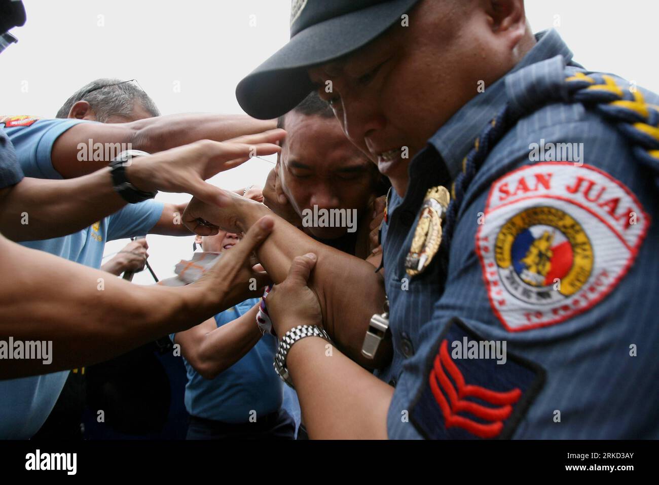 Bildnummer: 54853081 Datum: 25.01.2011 Copyright: imago/Xinhua MANILA, 25 gennaio 2011 (Xinhua) - i poliziotti arrestano un residente durante la demolizione di baraccopoli a San Juan City, a nord di Manila, 25 gennaio 2011. Circa 40 sono stati feriti durante la violenta demolizione che colpirà più di 1.000 famiglie nella zona. (Xinhua/Rouelle Umali)(zyw) FILIPPINE-MANILA-SHANTIES-DEMOLITION PUBLICATIONxNOTxINxCHN Gesellschaft Politik Manila Philippinen Unruhen Demo Protest Abriss kbdig xcb 2011 quer premiumd o0 Polizei Verhaftung Bildnummer 54853081 Data 25 01 2011 Copyright Imago XINHUA Manila Jan Foto Stock