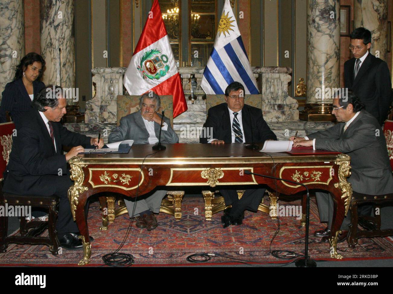 Bildnummer: 54852918 Datum: 25.01.2011 Copyright: imago/Xinhua (110126) -- LIMA, 26 gennaio 2011 (Xinhua) -- il presidente dell'Uruguay Jose Mujica (3rd L) e il suo omologo peruviano Alan Garcia (3rd R) guardano mentre il ministro degli affari esteri uruguaiano Luis Leonardo Almagro Lemes (L, fronte) e il ministro della salute peruviano Oscar Ugarteche (R, fronte) firma un accordo di cooperazione al palazzo del governo di Lima, in Perù, il 25 gennaio 2011. Il Presidente Mujica è in visita di un giorno in Perù. (Xinhua/Luis Camacho) (lyx) PERÙ-URUGUAY-DIPLOMACY PUBLICATIONxNOTxINxCHN People Politik kbdig xsk 2011 quer premiumd B Foto Stock