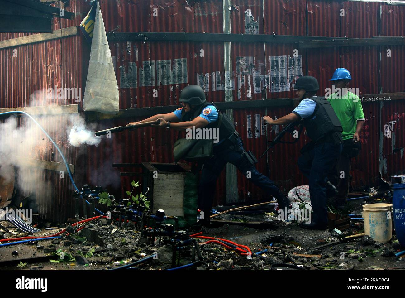 Bildnummer: 54853080 Datum: 25.01.2011 Copyright: imago/Xinhua MANILA, 25 gennaio 2011 (Xinhua) -- poliziotti antisommossa sparano gas lacrimogeni in un vicolo contro i residenti durante la demolizione di baraccopoli nella città di San Juan, a nord di Manila, 25 gennaio 2011. Circa 40 sono stati feriti durante la violenta demolizione che colpirà più di 1.000 famiglie nella zona. (Xinhua/Rouelle Umali)(zyw) FILIPPINE-MANILA-SHANTIES-DEMOLITION PUBLICATIONxNOTxINxCHN Gesellschaft Politik Manila Philippinen Unruhen Demo Protest Abriss kbdig xcb 2011 quer premiumd o0 Polizei Tränengas Bildnummer 54853080 Data 25 01 2011 Foto Stock