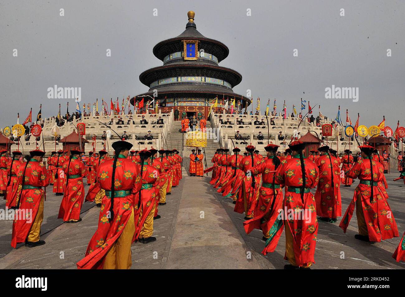 Bildnummer: 54858401 Datum: 27.01.2011 Copyright: imago/Xinhua (110127) -- PECHINO , 27 gennaio 2011 (Xinhua) -- gli artisti che indossano i costumi della corte reale della dinastia Qing (1644-1911) agiscono durante una prova di uno spettacolo che riflette l'antica cerimonia di culto del cielo reale nel Parco Tiantan (Tempio del cielo) a Pechino, capitale della Cina, il 27 gennaio 2011. Il Tempio del cielo, costruito per la prima volta nel 1420 e usato come altare sacrificale imperiale durante le dinastie Ming (1368-1644) e Qing, terrà la rievocazione dell'antico rituale reale per il culto del cielo dal 3 febbraio, l'abete Foto Stock