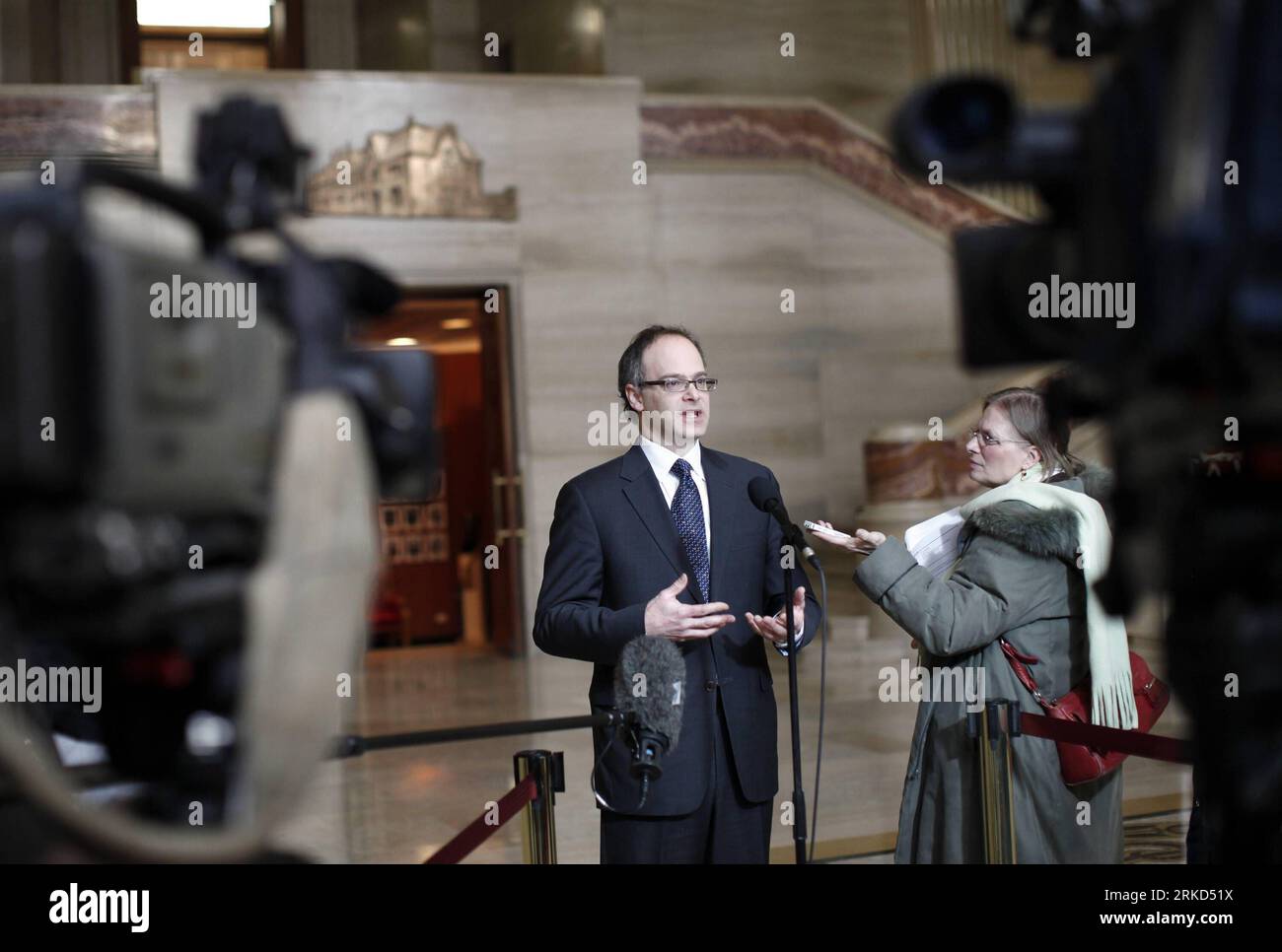 Bildnummer: 54862639 Datum: 28.01.2011 Copyright: imago/Xinhua (110129) -- OTTAWA, Jan. 29, 2011 (Xinhua) -- Francois Demers, un avvocato che rappresenta la Canadian Broadcasting Corporation (CBC) nella sua causa contro il Procuratore generale del Québec, parla ai media a seguito della sentenza della Corte suprema del Canada secondo cui i procedimenti giudiziari ufficiali non possono essere trasmessi dai media, e che l'uso delle telecamere da parte dei media dovrebbe continuare a essere limitato a punti designati all'interno del tribunale, a Ottawa, Canada, 28 gennaio 2011. (Xinhua/David Kawai) (ypf) CANADA-CORTE SUPREMA-APP PER LA LIBERTÀ GIORNALISTICA Foto Stock