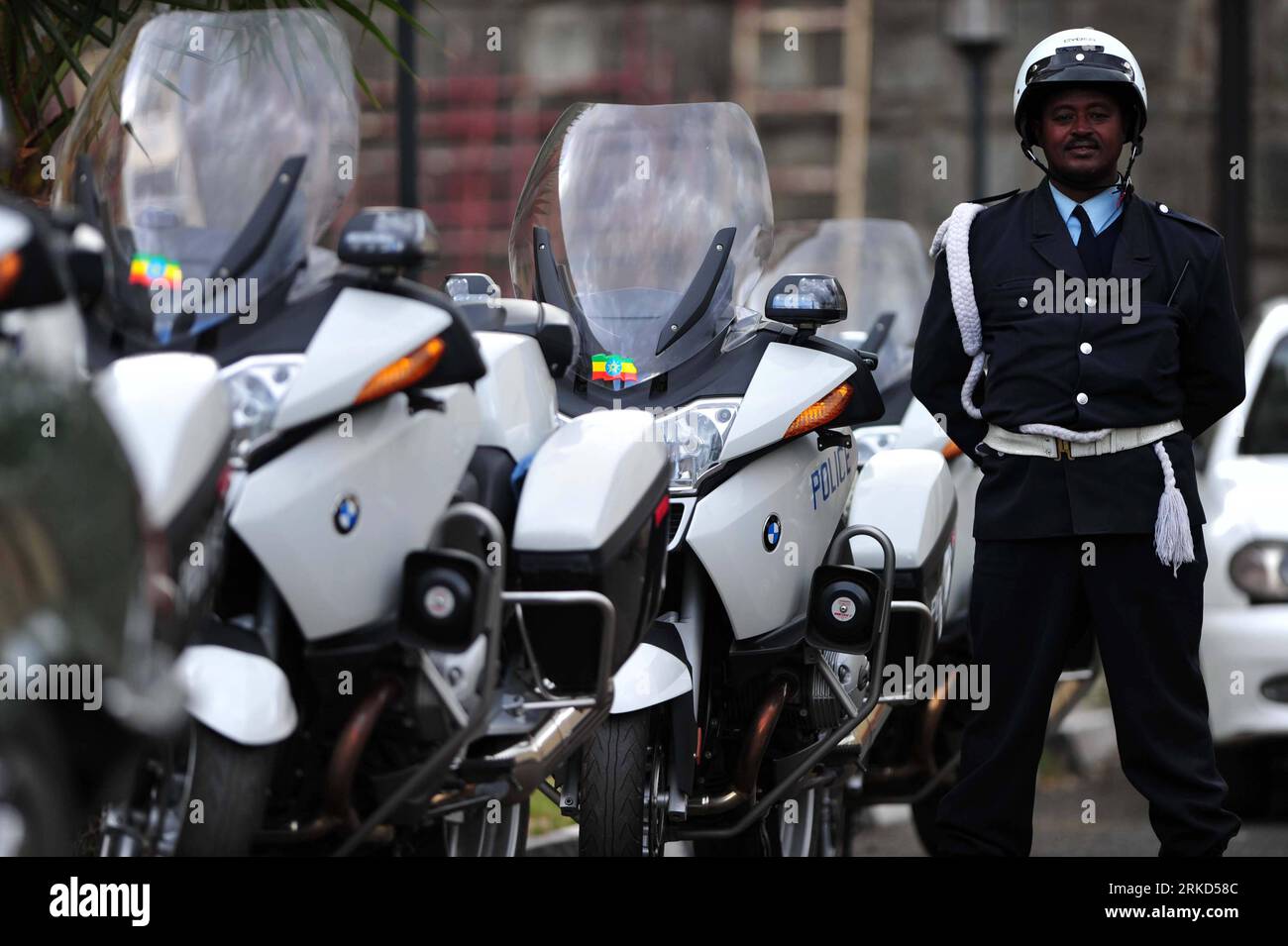 Bildnummer: 54863836 Datum: 29.01.2011 Copyright: imago/Xinhua (20110130) -- ADDIS ABEBA, Jan. 30, 2011 (Xinhua)--Un personale di sicurezza è in guardia presso il Centro della Commissione dell'Unione Africana ad Addis Abeba, Etiopia, 29 gennaio 2011. La sicurezza è stata rafforzata prima del 16° vertice dell'Unione africana, che avrà inizio domenica. (Xinhua/Zhao Yingquan) (yc) ETIOPIA-ADDIS ABEBA-AU SUMMIT-SECURITY PUBLICATIONxNOTxINxCHN Gesellschaft Politik Afrikanische Union AU African Union Sicherheit Versammlung kbdig xdp 2011 quer premiumd o0 Polizei Polizist Motorrad BMW Bildnummer 54863836 Data 29 0 Foto Stock