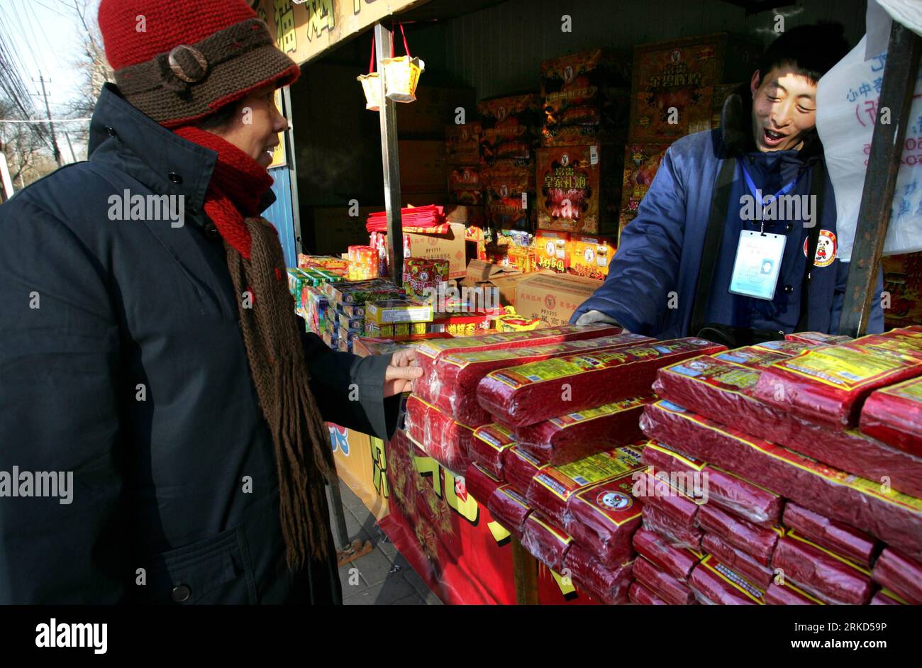 Bildnummer: 54863856 Datum: 29.01.2011 Copyright: imago/Xinhua (110129) -- PECHINO, 29 gennaio 2011 (Xinhua) -- Un operaio introduce prodotti antincendio a un cittadino in una bancarella a Pechino, capitale della Cina, 29 gennaio 2011. Sabato è iniziata la vendita di Fire cracker per il Festival di Primavera all'interno della 5a circonvallazione di Pechino. Sono autorizzati ad esplodere i cracker di fuoco entro il tempo stabilito dal 2 al 17 febbraio nell'area all'interno della 5a circonvallazione. (Xinhua/Zhao Bing)(mcg) CHINA-BEIJING-SPRING FESTIVAL-FIRE CRACKER (CN) PUBLICATIONxNOTxINxCHN Gesellschaft Tradition Frühlingsfest Chinesisches Neuja Foto Stock Bildnummer: 54863856 Datum: 29.01.2011 Copyright: imago/Xinhua (110129) -- PECHINO, 29 gennaio 2011 (Xinhua) -- Un operaio introduce prodotti antincendio a un cittadino in una bancarella a Pechino, capitale della Cina, 29 gennaio 2011. Sabato è iniziata la vendita di Fire cracker per il Festival di Primavera all'interno della 5a circonvallazione di Pechino. Sono autorizzati ad esplodere i cracker di fuoco entro il tempo stabilito dal 2 al 17 febbraio nell'area all'interno della 5a circonvallazione. (Xinhua/Zhao Bing)(mcg) CHINA-BEIJING-SPRING FESTIVAL-FIRE CRACKER (CN) PUBLICATIONxNOTxINxCHN Gesellschaft Tradition Frühlingsfest Chinesisches Neuja Foto Stock