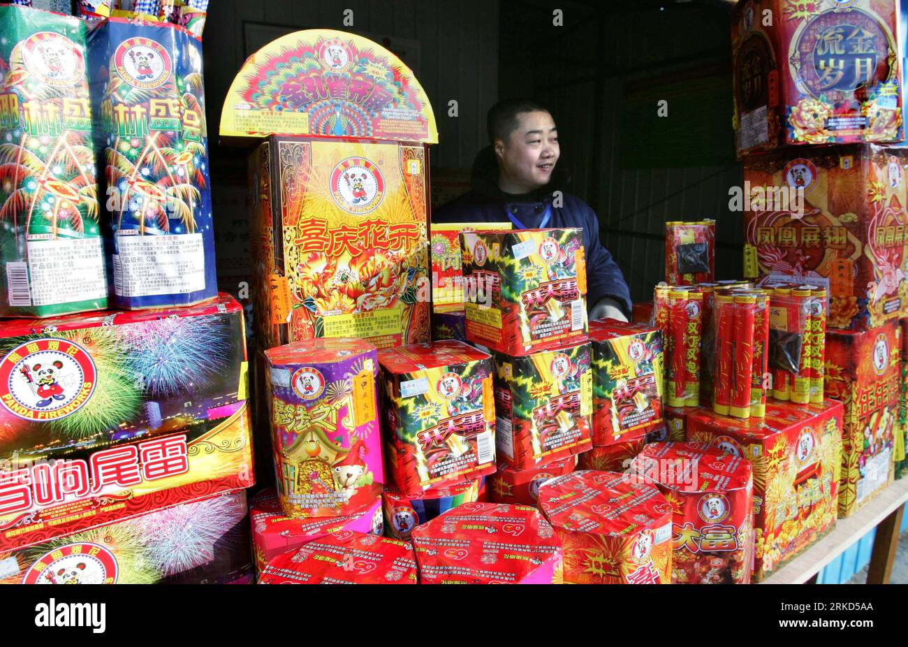 Bildnummer: 54863855 Datum: 29.01.2011 Copyright: imago/Xinhua (110129) -- PECHINO, 29 gennaio 2011 (Xinhua) -- Un operaio vende prodotti antincendio in una bancarella a Pechino, capitale della Cina, 29 gennaio 2011. Sabato è iniziata la vendita di Fire cracker per il Festival di Primavera all'interno della 5a circonvallazione di Pechino. Sono autorizzati ad esplodere i cracker di fuoco entro il tempo stabilito dal 2 al 17 febbraio nell'area all'interno della 5a circonvallazione. (Xinhua/Zhao Bing)(mcg) CHINA-BEIJING-SPRING FESTIVAL-FIRE CRACKER (CN) PUBLICATIONxNOTxINxCHN Gesellschaft Tradition Frühlingsfest Chinesisches Neujahr Jahr des Hasen Foto Stock Bildnummer: 54863855 Datum: 29.01.2011 Copyright: imago/Xinhua (110129) -- PECHINO, 29 gennaio 2011 (Xinhua) -- Un operaio vende prodotti antincendio in una bancarella a Pechino, capitale della Cina, 29 gennaio 2011. Sabato è iniziata la vendita di Fire cracker per il Festival di Primavera all'interno della 5a circonvallazione di Pechino. Sono autorizzati ad esplodere i cracker di fuoco entro il tempo stabilito dal 2 al 17 febbraio nell'area all'interno della 5a circonvallazione. (Xinhua/Zhao Bing)(mcg) CHINA-BEIJING-SPRING FESTIVAL-FIRE CRACKER (CN) PUBLICATIONxNOTxINxCHN Gesellschaft Tradition Frühlingsfest Chinesisches Neujahr Jahr des Hasen Foto Stock
