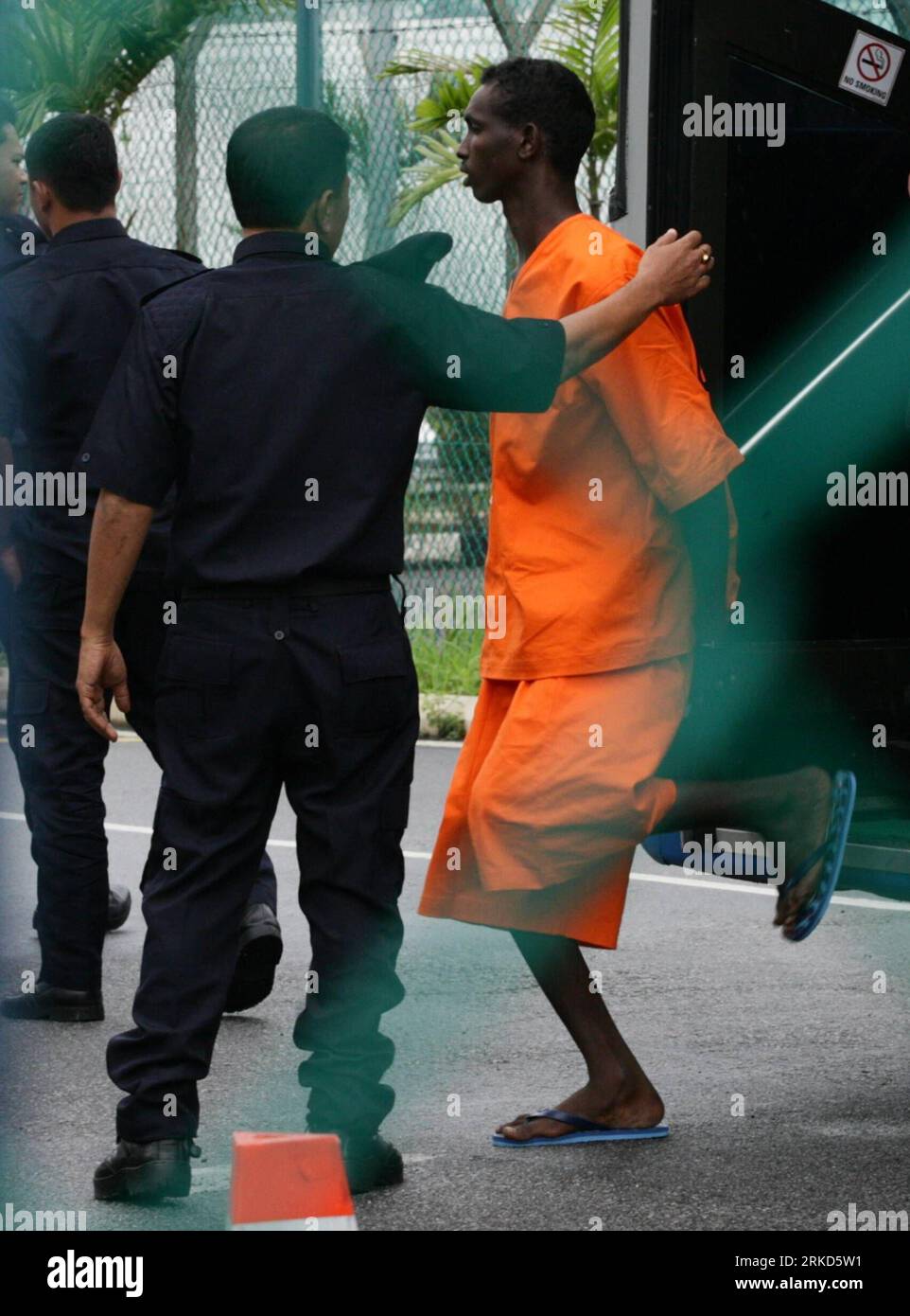 Bildnummer: 54867430 Datum: 31.01.2011 Copyright: imago/Xinhua (110131) -- KUALA LUMPUR, 31 gennaio 2011 (Xinhua) -- ufficiali di polizia scortano un pirata somalo a Kuala Lumpur il 31 gennaio 2011. I sette pirati somali, catturati dalla marina malese il 21 gennaio, sono arrivati qui lunedì mattina per il processo. Una nave mercantile malese con 23 membri dell'equipaggio a bordo fu attaccata da un gruppo di pirati somali armati a mezzanotte del 21 gennaio, quando attraversava il Golfo di Aden. La nave ausiliaria della marina malese ha immediatamente combattuto contro i pirati dopo essere stata avvisata dell'attacco dai membri dell'equipaggio, che lo erano Foto Stock