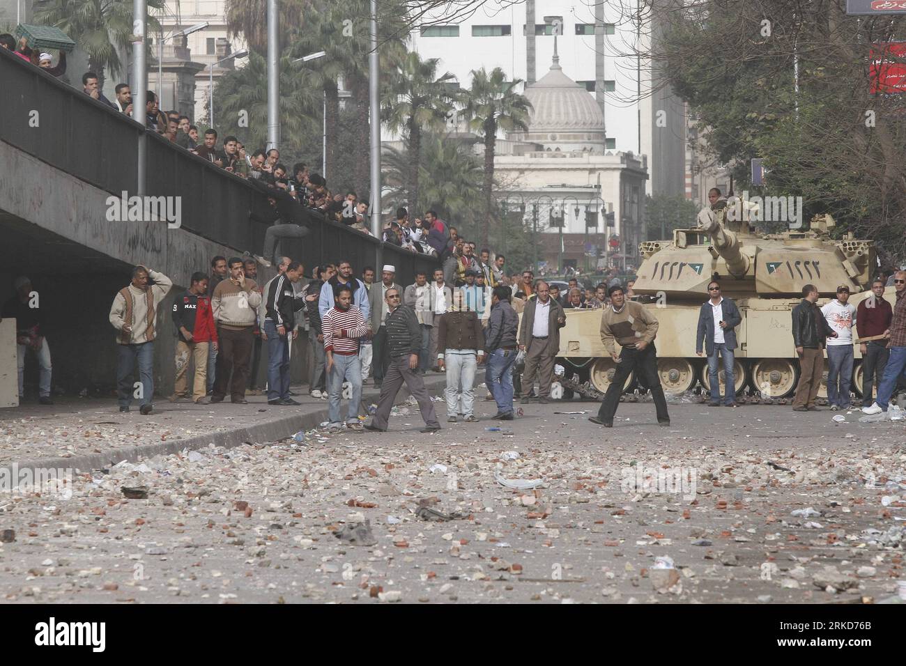Bildnummer: 54879081 Datum: 03.02.2011 Copyright: imago/Xinhua CAIRO, 3 febbraio 2011 (Xinhua) -- i manifestanti egiziani sono visti dentro e intorno a piazza Tahrir, come sostenitori e oppositori del presidente xHosnyxMubarakx si scontrano in alcune parti della piazza, il Cairo, capitale dell'Egitto, 3 febbraio 2011. L'esercito egiziano sembrava cercare di stabilire una linea per separare i manifestanti pro-governo e dell'opposizione nel centro del Cairo nel tentativo di frenare la violenza, hanno detto testimoni oculari. Secondo gli attivisti e i testimoni dell'opposizione, altri dal campo anti-governativo stavano tentando di entrare nella piazza, mentre altri erano st Foto Stock