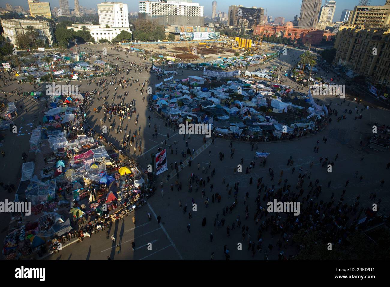 Bildnummer: 54888595 Datum: 08.02.2011 Copyright: imago/Xinhua CAIRO, 8 febbraio 2011 (Xinhua) -- i manifestanti partecipano a una manifestazione a Piazza Tahrir al Cairo, capitale dell'Egitto, 8 febbraio 2011. Le dimostrazioni che chiedono le dimissioni del presidente xHosnixMubarakx continuano, anche se il nuovo governo ha approvato un aumento retributivo del 15% per i dipendenti governativi. (Xinhua/Xu Jinquan) EGYPT-CAIRO-TAHRIR SQUARE-DEMONSTRATORS PUBLICATIONxNOTxINxCHN Gesellschaft Ägypten protesta Politik Unruhen Aufstand Premiumd kbdig xub 2011 quer o0 Platz der Befreiung Freiheit Zelt totale / Gesellschaft Politik Ägypten Unruhen rivolta Aufs Foto Stock