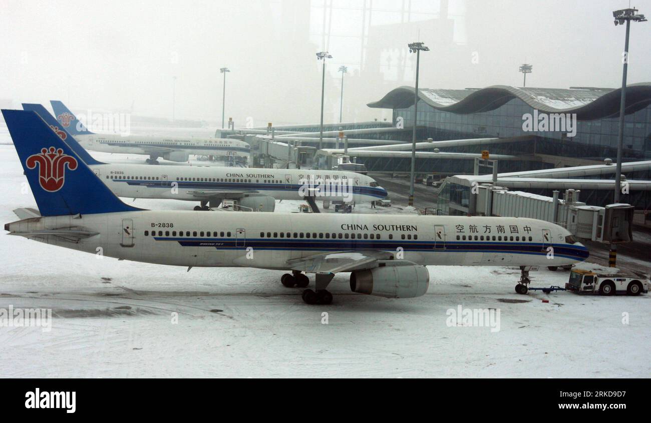 Bildnummer: 54890873 Datum: 09.02.2011 Copyright: imago/Xinhua (110209) -- URUMQI, 9 febbraio 2011 (Xinhua) -- gli aerei si trovano a terra all'aeroporto internazionale di Urumqi a Urumqi, capitale della regione autonoma di Xinjiang Uygur della Cina nord-occidentale, 9 febbraio 2011. I voli in entrata e in uscita sono stati ritardati o annullati all'aeroporto internazionale di Urumqi mercoledì a causa della forte nebbia, che ha costretto quasi 5.000 passeggeri ad affondare all'aeroporto. (Xinhua/Zhang Xiuke) (ljh) CHINA-URUMQI-AIRPORT-FOGBOUND(CN) PUBLICATIONxNOTxINxCHN Gesellschaft Verkehr Luftfahrt Flughafen kbdig xsk 2011 quer o0 Gestrandet, Passagiere, Flugze Foto Stock