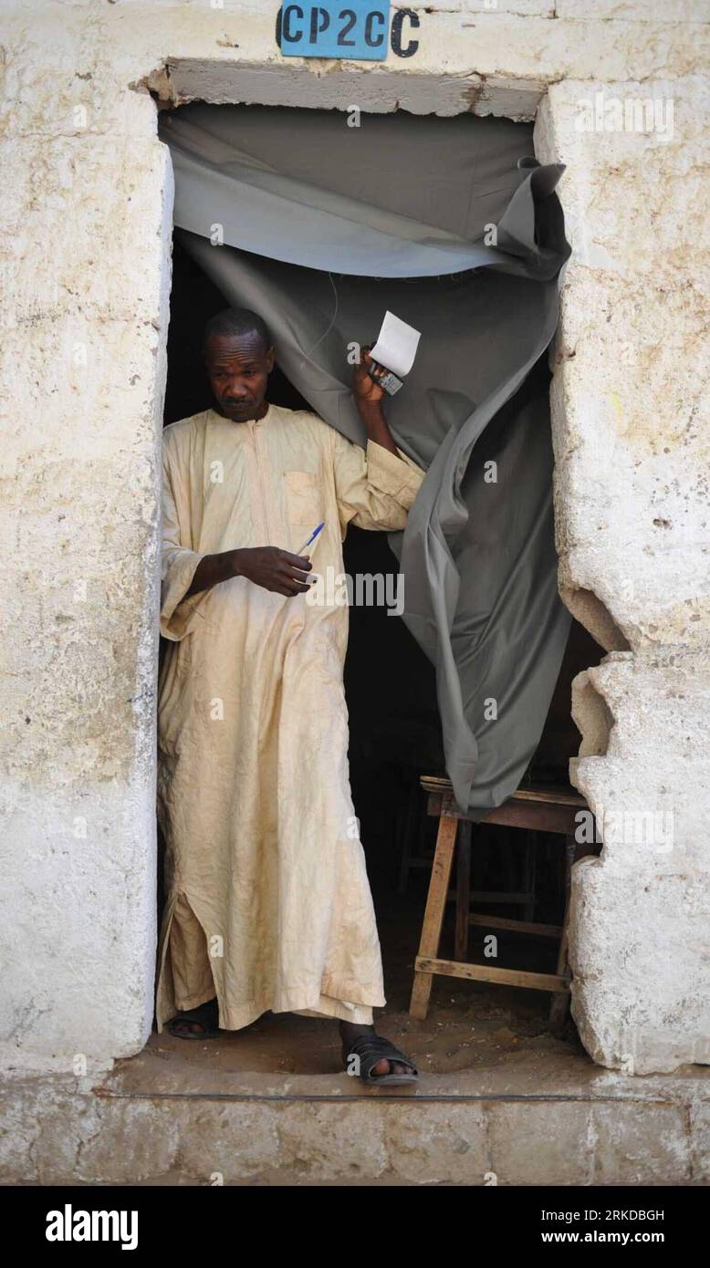 Bildnummer: 54902400 Datum: 13.02.2011 Copyright: imago/Xinhua (110213) -- N DJAMENA, 13 febbraio 2011 (Xinhua) -- Un uomo si prepara a lanciare il suo ballottaggio in una sede elettorale a N djamena, capitale del Ciad, 13 febbraio 2011. Circa 4,8 milioni di elettori ciadiani hanno votato alle elezioni parlamentari di domenica. (Xinhua/Ding Haitao) (wjd) ELEZIONI PARLAMENTARI CIAD PUBLICATIONxNOTxINxCHN Gesellschaft Politik Wahlen Tschad premiumd kbdig xsp 2011 hoch o0 Ndjamena, Nidschamina, Nigamina, Stimmabgabe Bildnummer 54902400 Data 13 02 2011 Copyright Imago XINHUA n Djamena Feb AS a 2011 XINHUA Cjama Man Foto Stock