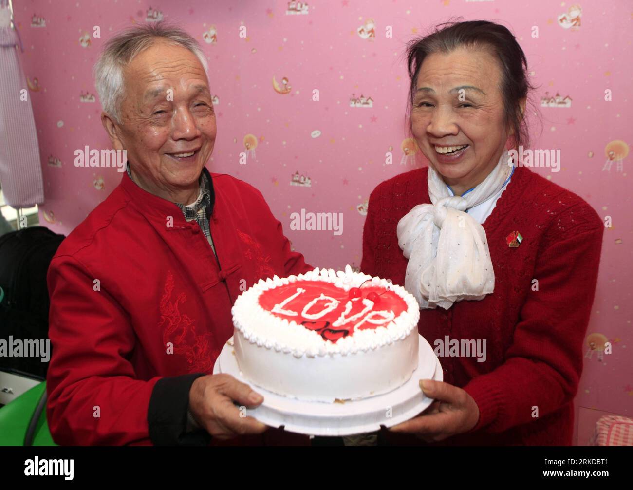 Bildnummer: 54906832 Datum: 14.02.2011 Copyright: imago/Xinhua (110214) -- LIUZHOU, 14 febbraio 2011 (Xinhua) -- Liu Jianquan (L), 77, presenta una torta alla crema fatta a mano a sua moglie Yang Dayun a Liuzhou, regione autonoma del Guangxi Zhuang, Cina meridionale, 13 febbraio 2011. Liu ha fatto una torta per sua moglie venerdì come celebrazione del giorno di San Valentino e del giubileo d'oro della coppia. (Xinhua/Zhang Cunli) (ljh) CHINA-VALENTINE'S DAY-OLDER COUPLE (CN) PUBLICATIONxNOTxINxCHN Gesellschaft Valentinstag premiumd kbdig xmk 2011 quer highlight o0 Romantik alte alter Bildnummer 54906832 Date 14 02 2011 Co Foto Stock