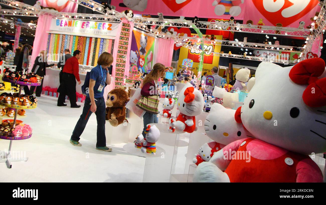 Bildnummer: 54909966 Datum: 14.02.2011 Copyright: imago/Xinhua (110215) -- NEW YORK, 15 febbraio 2011 (Xinhua) -- Hello Kitty Toys are seen on the American International Toy Fair in New York, 14 febbraio 2011. La 108a edizione dell'American International Toy Fair ha avuto inizio domenica. Più di 1.000 espositori da tutto il mondo hanno presentato alla fiera i loro ultimi prodotti, tra cui giocattoli classici e intrattenimento interattivo. (Xinhua/Liu Xin) (djj) U.S.-NEW YORK-INTERNATIONAL TOY FAIR PUBLICATIONxNOTxINxCHN Wirtschaft Messe Spielzeug Spielzeugmesse kbdig xsk 2011 quer Bildnummer 54909966 Data 14 Foto Stock