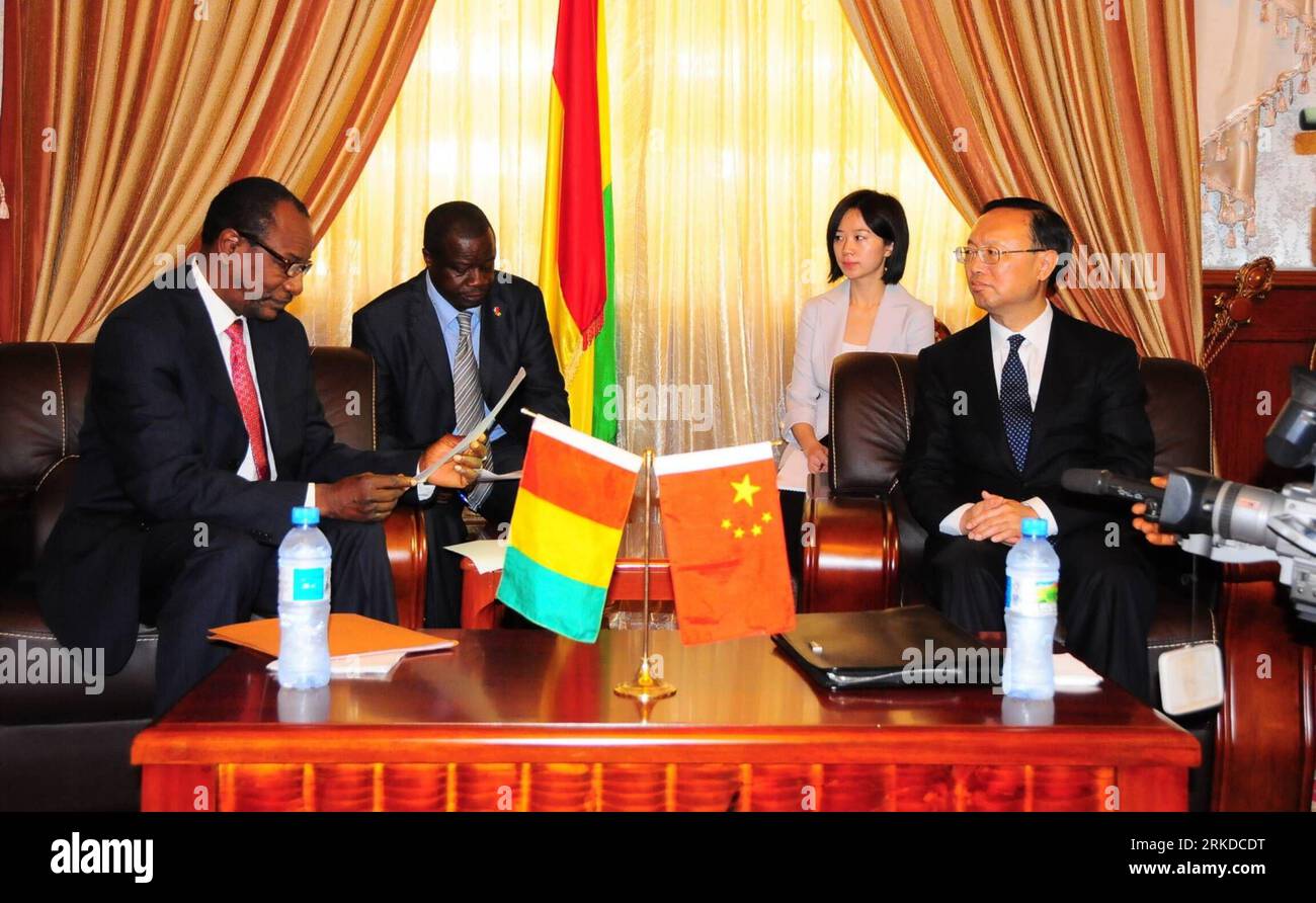 Bildnummer: 54914217 Datum: 14.02.2011 Copyright: imago/Xinhua (110216) -- CONAKRY, 16 febbraio 2011 (Xinhua) -- il presidente della Guinea Alpha Conde (1st L) incontra il ministro degli Esteri cinese in visita Yang Jiechi (1st R) a Conakry, capitale della Guinea, 14 febbraio 2011. (Xinhua/Wu Changrong) (djj) GUINEA-PRESIDENT-CHINA-FM-MEETING PUBLICATIONxNOTxINxCHN Politik people kbdig xub 2011 quer Bildnummer 54914217 Data 14 02 2011 Copyright Imago XINHUA Conakry 16 febbraio 2011 il presidente di XINHUA Guinea Alpha Conde 1st l incontra i ministri degli Esteri cinesi in visita Yang Jiechi 1st r a Conakry capitale di Guin Foto Stock