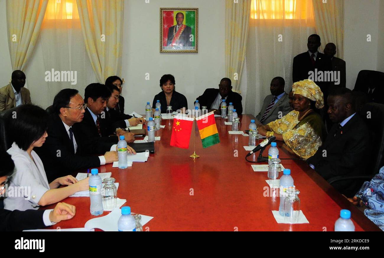 Bildnummer: 54914216 Datum: 14.02.2011 Copyright: imago/Xinhua (110216) -- CONAKRY, 16 febbraio 2011 (Xinhua) -- il ministro degli Esteri cinese Yang Jiechi (2nd L) tiene colloqui con la sua controparte guineana Edouard Gnakoye Lama (1st R) a Conakry, capitale della Guinea, 14 febbraio 2011. (Xinhua/Wu Changrong) (djj) GUINEA-CINA-FMS-MEETING PUBLICATIONxNOTxINxCHN Politik People kbdig xub 2011 quer o0 totale Bildnummer 54914216 Data 14 02 2011 Copyright Imago XINHUA Conakry 16 febbraio 2011 XINHUA Ministri degli Esteri cinesi Yang Jiechi 2nd l tiene colloqui con la sua parte guineana Edouard Gnaye Lnar Foto Stock