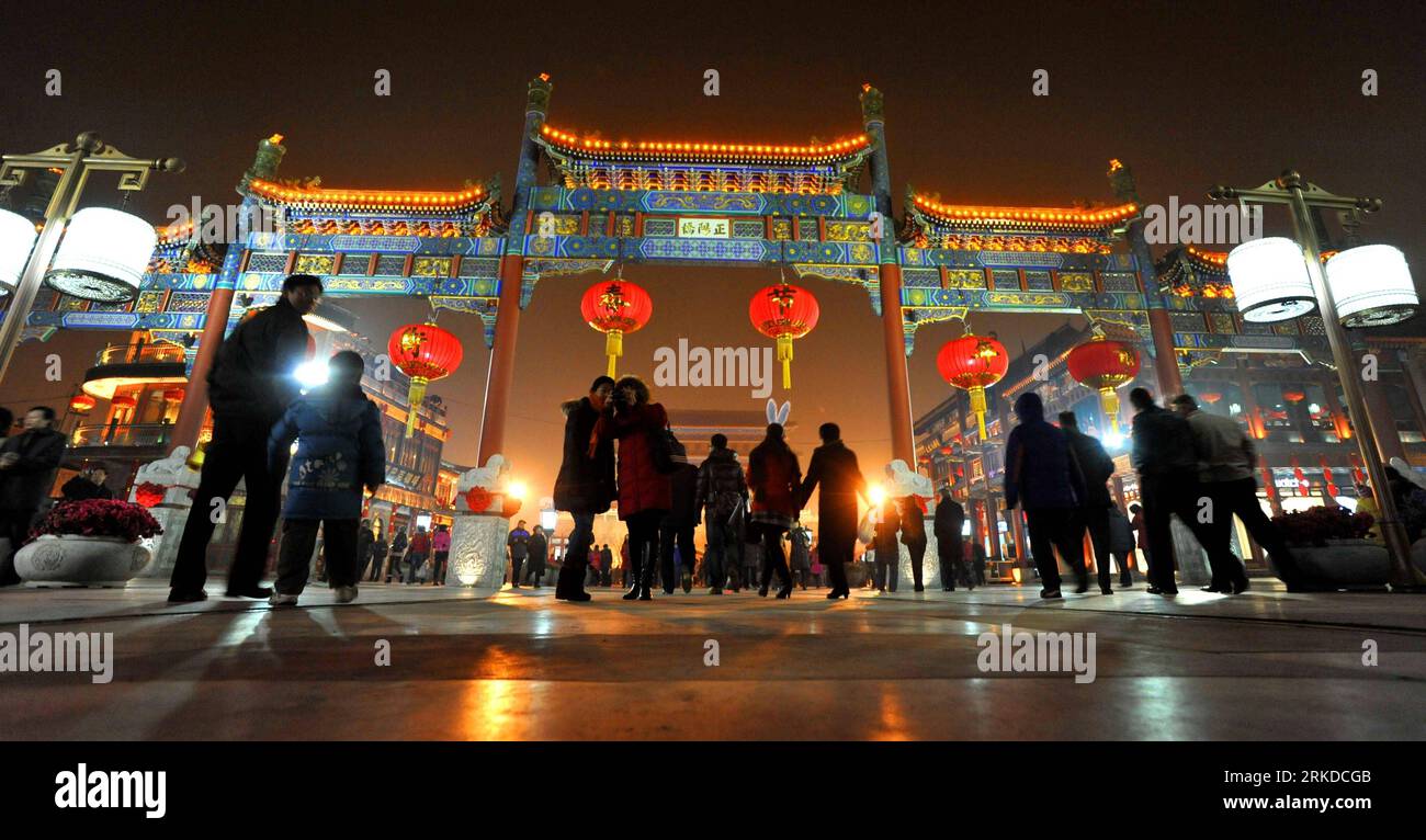 Bildnummer: 54914156 Datum: 16.02.2011 Copyright: imago/Xinhua (110216) -- PECHINO , 16 febbraio 2011 (Xinhua) -- visitate Qianmen Street per vedere le lanterne a Pechino, capitale della Cina, 15 febbraio 2010. Uno spettacolo di lanterne per celebrare l'imminente Festival delle Lanterne è iniziato martedì sera a Qianmen Street a Pechino. (Xinhua/li Wenming) (zhs) #CHINA-BEIJING-LANTERN FESTIVAL (CN) PUBLICATIONxNOTxINxCHN Gesellschaft Laternenfestival Laternen festival xo0x kbdig xub 2011 quer premiumd Bildnummer 54914156 Data 16 02 2011 Copyright Imago XINHUA Pechino 16 febbraio 2011 XINHUA visita la via Qianmen a V Foto Stock