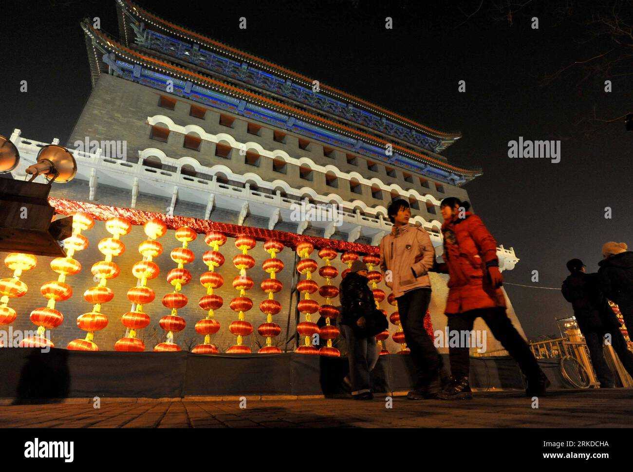 Bildnummer: 54914157 Datum: 16.02.2011 Copyright: imago/Xinhua (110216) -- PECHINO , 16 febbraio 2011 (Xinhua) -- visitate Qianmen Street per vedere le lanterne a Pechino, capitale della Cina, 15 febbraio 2010. Uno spettacolo di lanterne per celebrare l'imminente Festival delle Lanterne è iniziato martedì sera a Qianmen Street a Pechino. (Xinhua/li Wenming) (zhs) #CHINA-BEIJING-LANTERN FESTIVAL (CN) PUBLICATIONxNOTxINxCHN Gesellschaft Laternenfestival Laternen festival xo0x kbdig xub 2011 quer premiumd Bildnummer 54914157 Data 16 02 2011 Copyright Imago XINHUA Pechino 16 febbraio 2011 XINHUA visita la via Qianmen a V Foto Stock