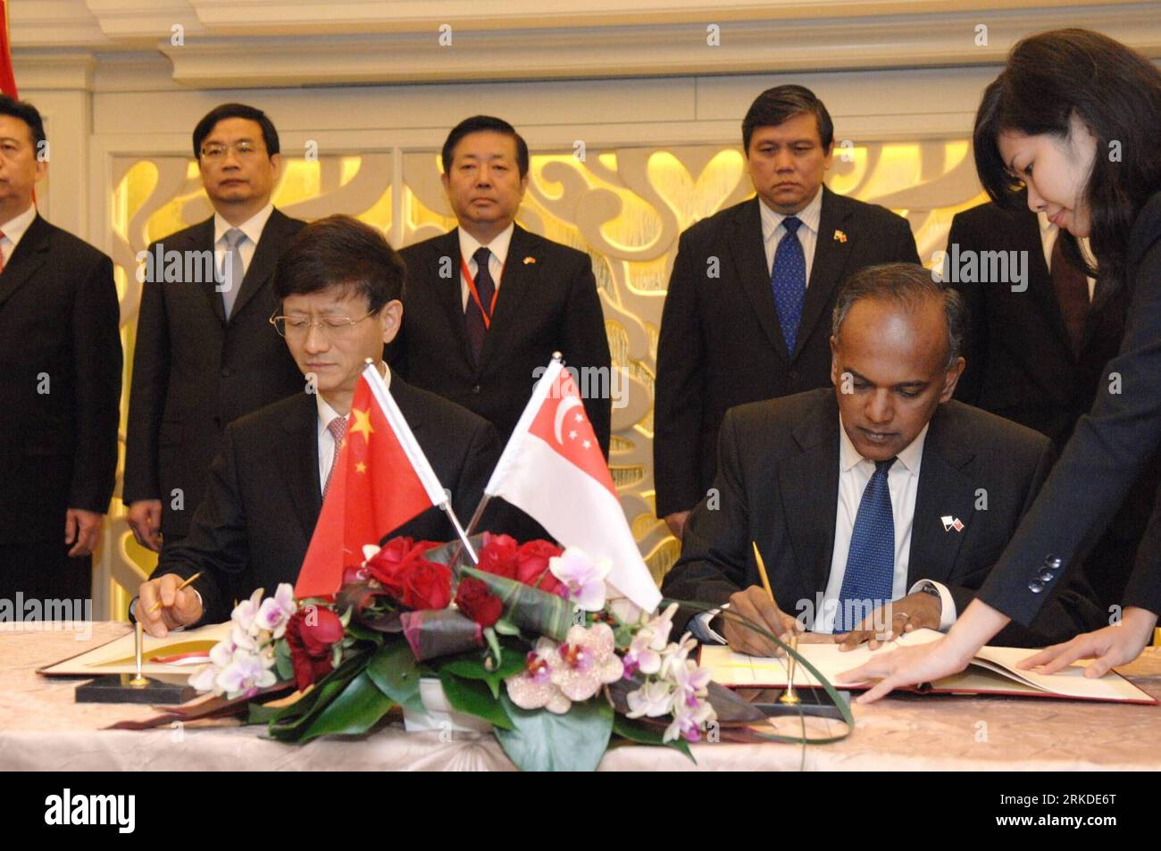 Bildnummer: 54926654 Datum: 18.02.2011 Copyright: imago/Xinhua (110218) -- SINGAPORE, Feb. 18, 2011 (Xinhua) -- Singaporean Minister for Home Affairs and Minister of Law K Shanmugam (L) signs a Memorandum of Understanding (MOU) on Security Cooperation with his Chinese counterpart, State Councillor and Minister of Public Security Meng Jianzhu in Singapore, Feb. 18, 2011. (Xinhua/Then Chih Wey) (jl) SINGAPORE-CHINA-K SHANMUGAM-MENG JIANZHU-MEETING PUBLICATIONxNOTxINxCHN People Politik premiumd kbdig xkg 2011 quer Bildnummer 54926654 Date 18 02 2011 Copyright Imago XINHUA Singapore Feb 18 Foto Stock