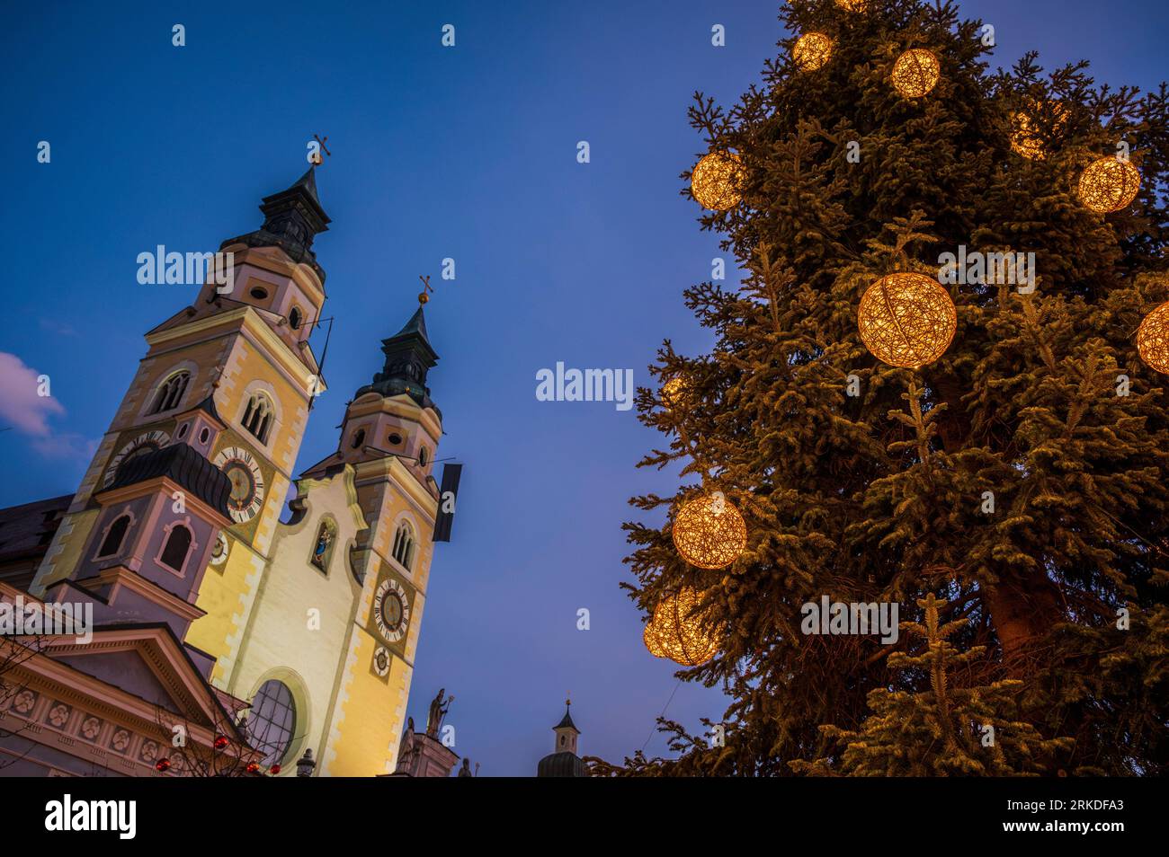 Luci ed emozioni dell'Avvento a Bressanone. Colori del mercatino di Natale dell'avvento. Foto Stock