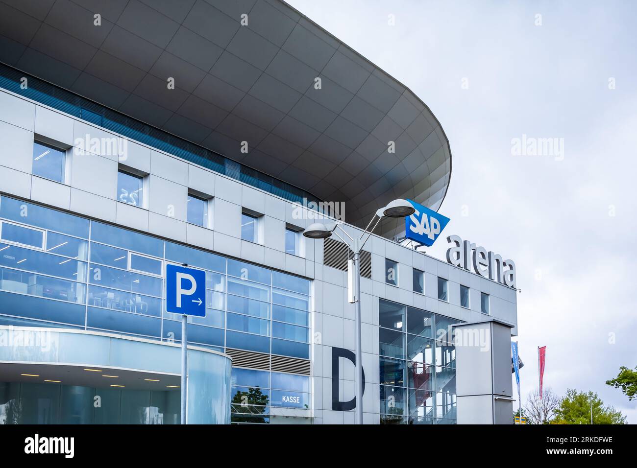 Mannheim, Germania - 5 agosto 2023: Edificio e logo di SAP Arena, arena polifunzionale per eventi sportivi e concerti, una delle più high-tech in e Foto Stock