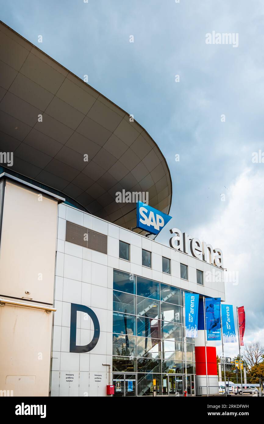 Mannheim, Germania - 5 agosto 2023: Edificio e logo di SAP Arena, arena polifunzionale per eventi sportivi e concerti, una delle più high-tech in e Foto Stock