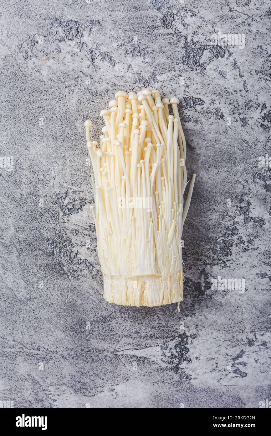 Funghi Enoki - ingrediente popolare nella cucina asiatica. Fungo da ago commestibile o Enokitake Foto Stock