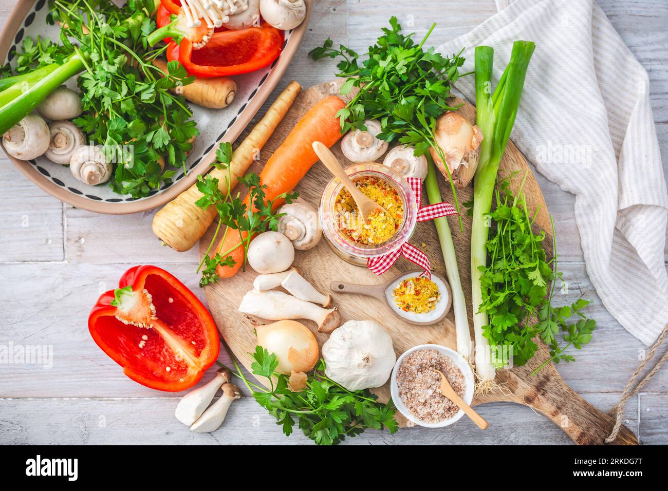 Brodo vegetale in polvere fatto in casa, brodo vegetale biologico, con verdure crude, funghi ed erbe Foto Stock