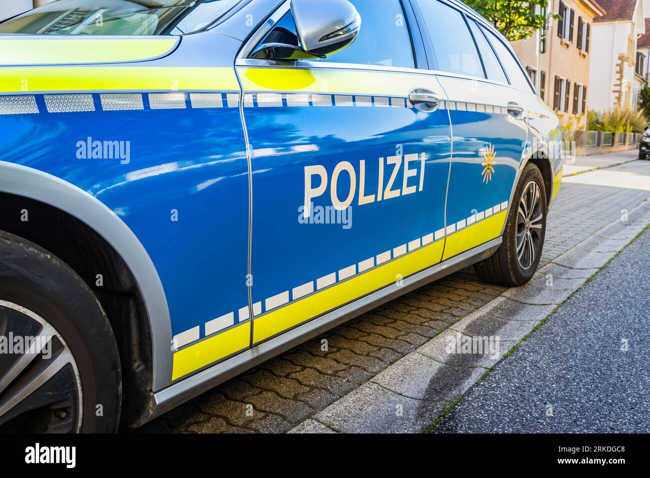 Auto della polizia tedesca per strada. Vista laterale di un'auto della polizia con la scritta Polizei. Auto di pattuglia della polizia parcheggiata. Traduzione: Polizia Foto Stock