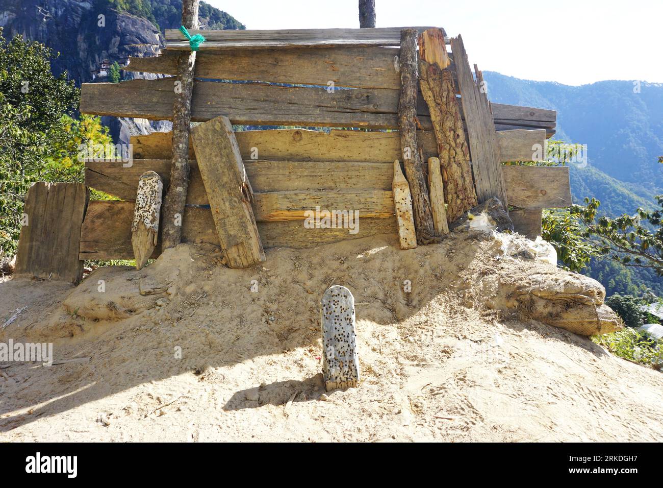Bersagli di tiro con l'arco in legno pieni di buchi a freccia e tabellone in legno rustico lungo il sentiero di montagna fino al Monastero del Nido delle Tigri vicino a Paro, Bhutan Foto Stock