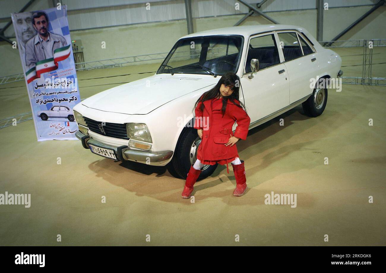 Bildnummer: 54946744 Datum: 23.02.2011 Copyright: imago/Xinhua (110224) -- TEHERAN, 24 febbraio 2011 (Xinhua) -- Una ragazza posa per una foto oltre all'auto del presidente iraniano durante la prima esposizione internazionale dell'automobile nella zona franca di Arvand nel sud-ovest dell'Iran, 23 febbraio 2011. L'antica Peugeot 504 del Presidente iraniano Mahmoud Ahmadinejad viene messa all'asta per beneficenza durante la mostra inaugurata qui mercoledì. Alla fine dello scorso anno, il presidente iraniano ha detto che voleva vendere la sua auto per aiutare un progetto di alloggi nel suo paese. (Xinhua/Ahmad Halabisaz) IRAN-PRESIDENT'S CAR-EXHIBITION PUBLICATIONxN Foto Stock