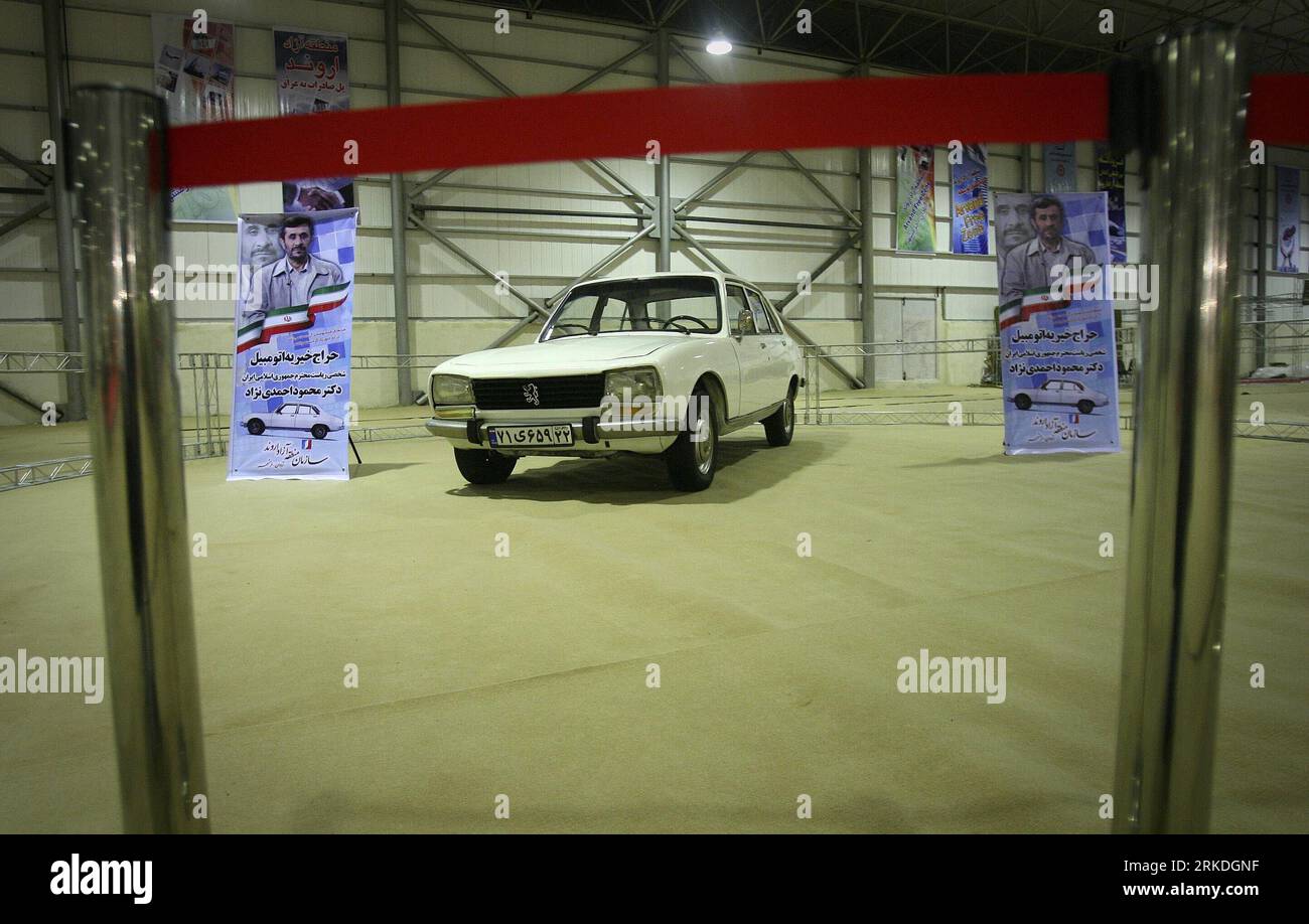 Bildnummer: 54946748 Datum: 23.02.2011 Copyright: imago/Xinhua (110224) -- TEHERAN, 24 febbraio 2011 (Xinhua) -- l'auto del presidente iraniano è esposta durante la prima esposizione internazionale dell'automobile nella zona franca di Arvand nel sud-ovest dell'Iran, 23 febbraio 2011. L'antica Peugeot 504 del Presidente iraniano Mahmoud Ahmadinejad viene messa all'asta per beneficenza durante la mostra inaugurata qui mercoledì. Alla fine dello scorso anno, il presidente iraniano ha detto che voleva vendere la sua auto per aiutare un progetto di alloggi nel suo paese. (Xinhua/Ahmad Halabisaz) IRAN-PRESIDENT'S CAR-EXHIBITION PUBLICATIONxNOTxINxCHN Objekte Foto Stock