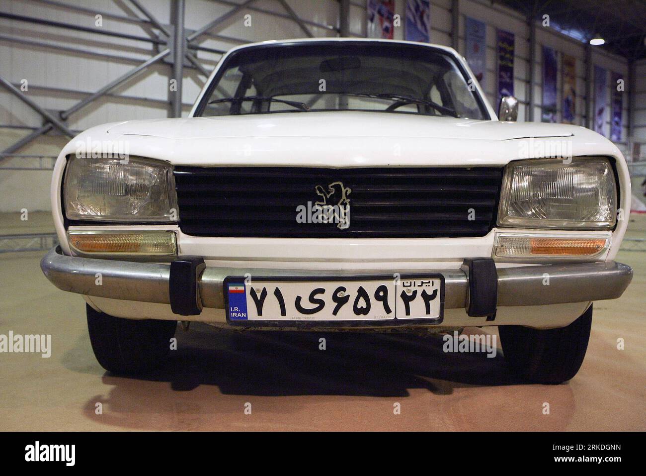 Bildnummer: 54946746 Datum: 23.02.2011 Copyright: imago/Xinhua (110224) -- TEHERAN, 24 febbraio 2011 (Xinhua) -- l'auto del presidente iraniano è esposta durante la prima esposizione internazionale dell'automobile nella zona franca di Arvand nel sud-ovest dell'Iran, 23 febbraio 2011. L'antica Peugeot 504 del Presidente iraniano Mahmoud Ahmadinejad viene messa all'asta per beneficenza durante la mostra inaugurata qui mercoledì. Alla fine dello scorso anno, il presidente iraniano ha detto che voleva vendere la sua auto per aiutare un progetto di alloggi nel suo paese. (Xinhua/Ahmad Halabisaz) IRAN-PRESIDENT'S CAR-EXHIBITION PUBLICATIONxNOTxINxCHN Objekte Foto Stock