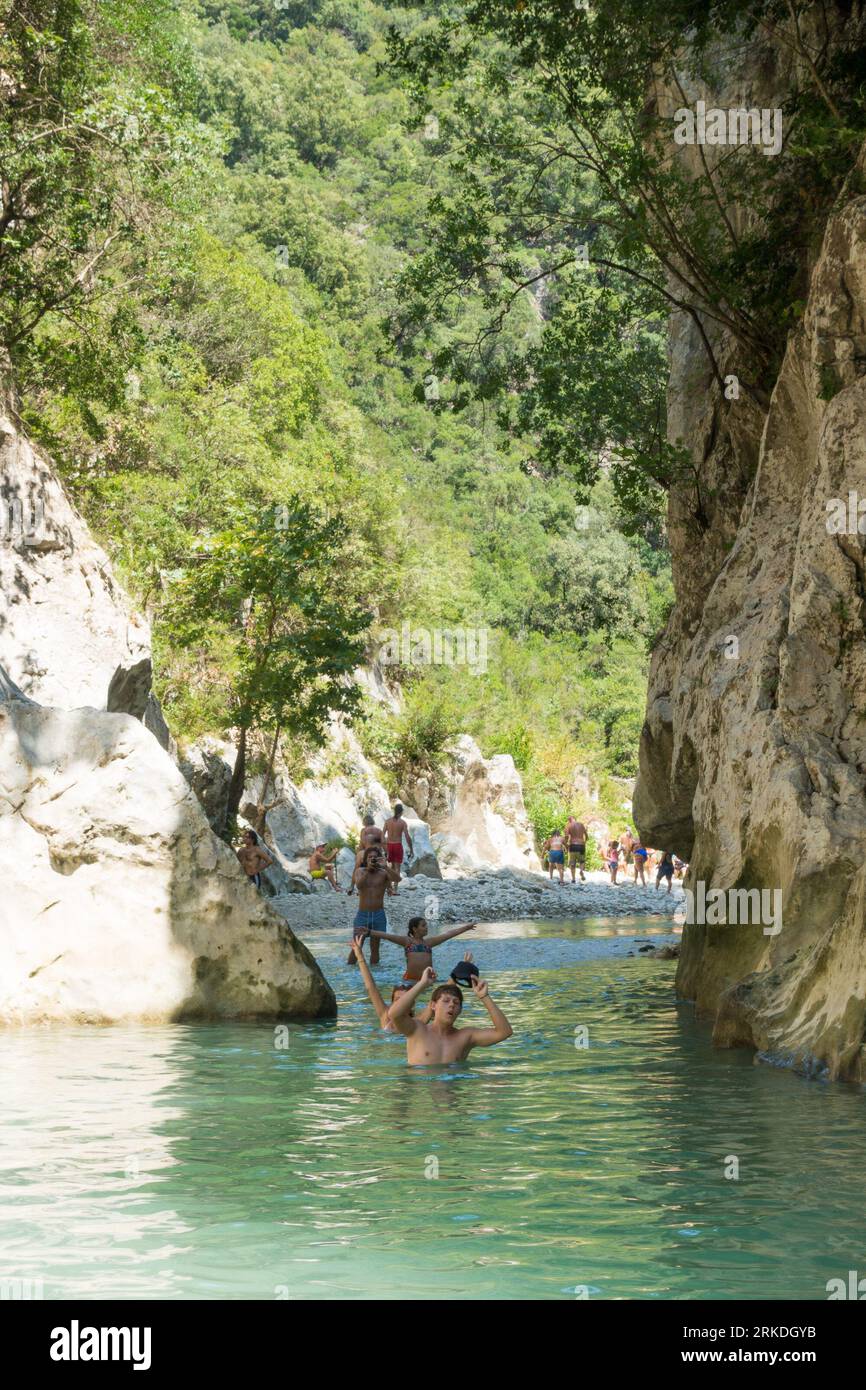 19 agosto 2023 - Parga, Grecia - incredibile paesaggio naturale nel canyon del fiume Acheron, vicino alle sorgenti, con persone che si godono l'acqua fredda Foto Stock