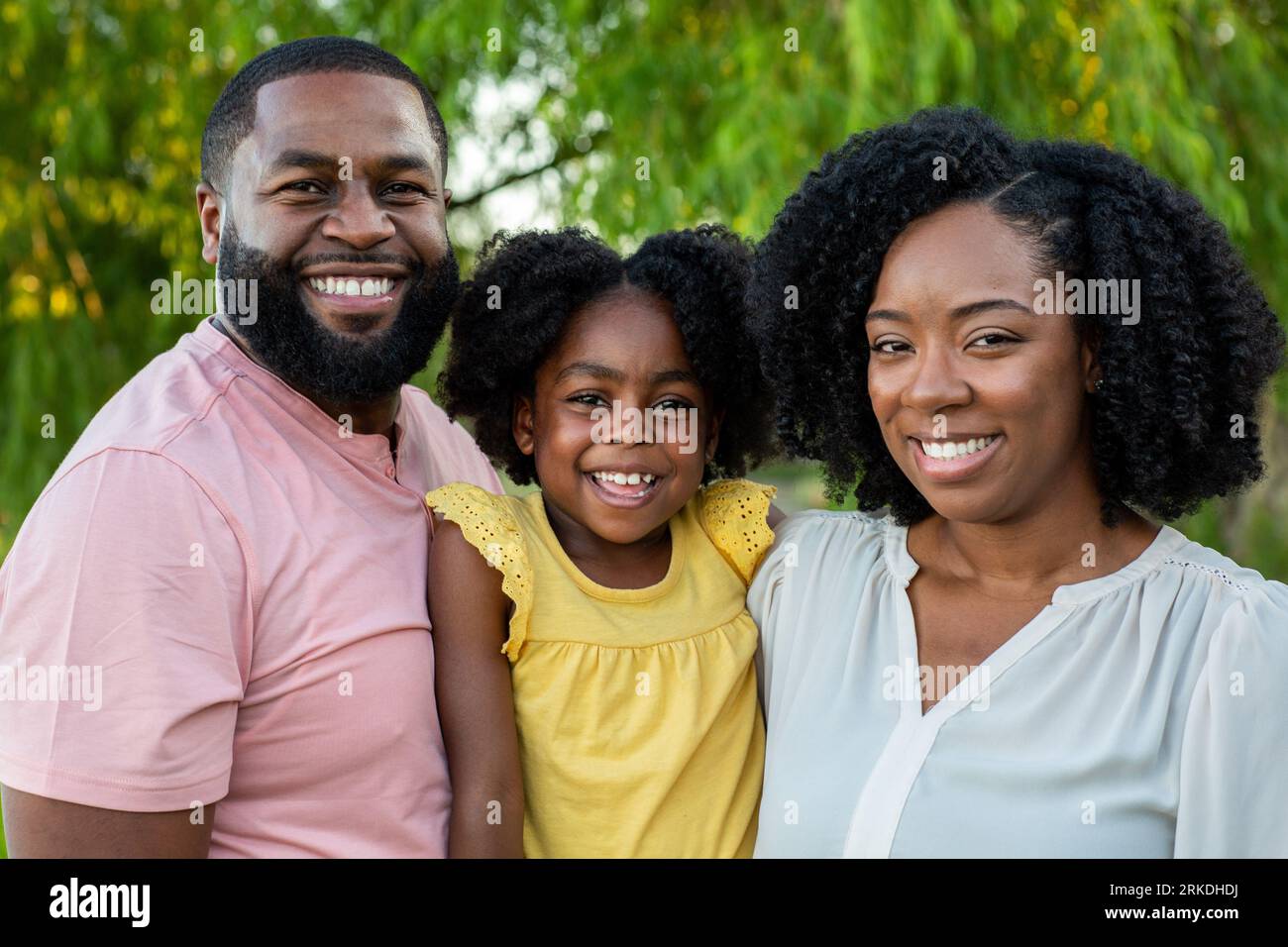 Ritratto di una felice famiglia americana al parco. Foto Stock