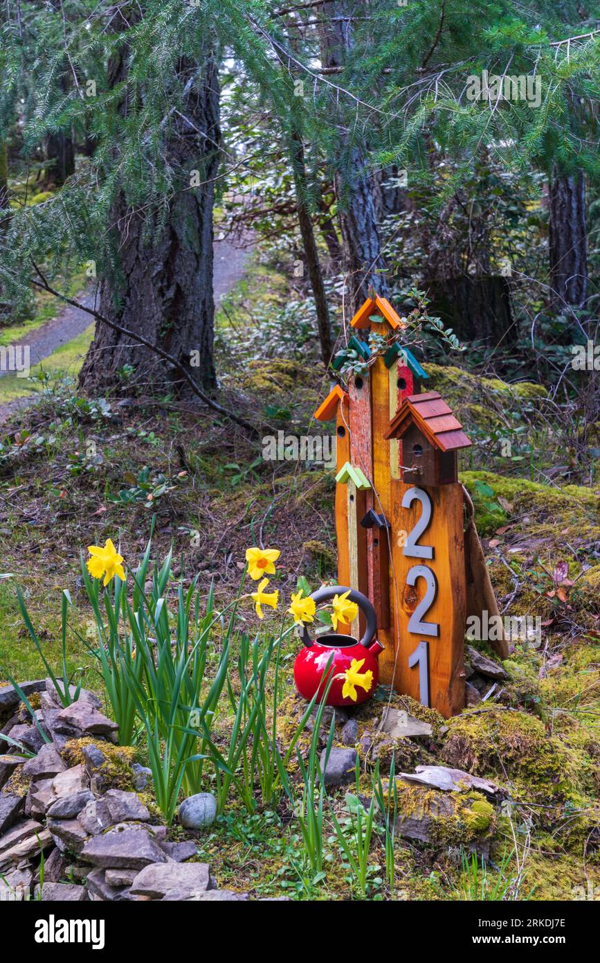 Un cartello decorativo nella foresta di Thetis Island, Vancouver Island, British Columbia, Canada. Foto Stock