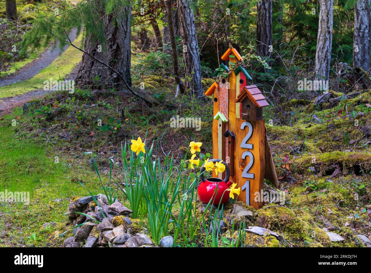 Un cartello decorativo nella foresta di Thetis Island, Vancouver Island, British Columbia, Canada. Foto Stock