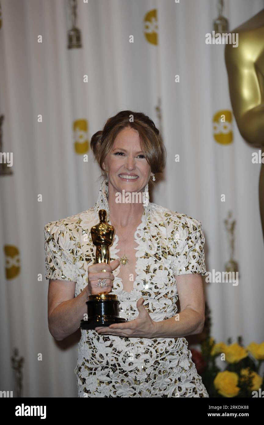 Bildnummer: 54961512 Datum: 27.02.2011 Copyright: imago/Xinhua (110228) -- HOLLYWOOD, 28 febbraio 2011 (Xinhua) -- Melissa Leo posa con il trofeo dopo aver vinto la migliore attrice non protagonista del 83° Annual Academy Awards per la sua interpretazione nel film The Fighter al Kodak Theater di Hollywood, California, Stati Uniti, 27 febbraio 2011. (Xinhua/Qi Heng) (Aceria) U.S.-HOLLYWOOD-OSCAR-WINNERS PUBLICATIONxNOTxINxCHN Entertainment People Film Oscar Verleihung Oscarverleihung Los Angeles Preisträger kbdig xkg 2011 hoch o0 Beste Nebendarstellerin Bildnummer 54961512 Data 27 02 2011 Copyri Foto Stock