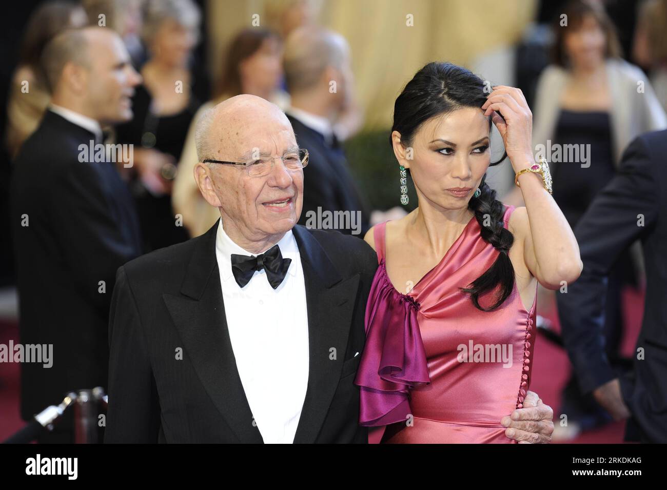 Bildnummer: 54961554 Datum: 27.02.2011 Copyright: imago/Xinhua (110228) - HOLLYWOOD, 28 febbraio 2011 (Xinhua) - Rupert Murdoch e sua moglie Wendi Deng arrivano per la cerimonia di premiazione del 83° Annual Academy Awards al Kodak Theater di Hollywood, California, Stati Uniti, 27 febbraio 2011. (Xinhua/Qi Heng) (cl) U.S.-HOLLYWOOD-OSCAR-RED CARPET PUBLICATIONxNOTxINxCHN Entertainment People Film Oscar Verleihung Oscarverleihung Los Angeles Premiumd Aufmacher kbdig xkg 2011 quer o0 Mann, Frau, Familie, Ehemann, Ehefrau Bildnummer 54961554 Data 27 02 2011 Copyright Imago XINHUA Hollywo Foto Stock