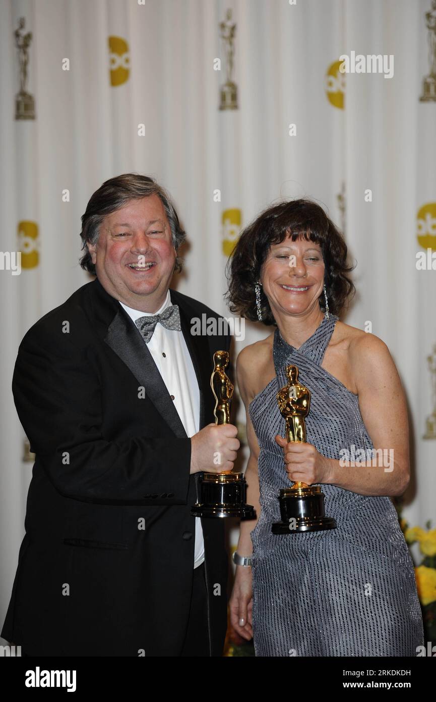 Bildnummer: 54963342 Datum: 27.02.2011 Copyright: imago/Xinhua HOLLYWOOD, 28 febbraio 2011 (Xinhua) -- Karen Goodman (R) e Kirk Simon posano con il trofeo dopo aver vinto il miglior documentario (soggetto corto) del 83° Annual Academy Awards for film Strangers No More al Kodak Theater di Hollywood, California, Stati Uniti, 27 febbraio 2011. (Xinhua/Qi Heng) (Aceria) U.S.-HOLLYWOOD-OSCAR-WINNERS PUBLICATIONxNOTxINxCHN Entertainment People Film Oscar Verleihung Oscarverleihung Los Angeles Preisträger Trophäe Objekte kbdig xdp 2011 hoch o0 Bester Dokumentar-Kurzfilm Bildnummer 54963342 DAT Foto Stock