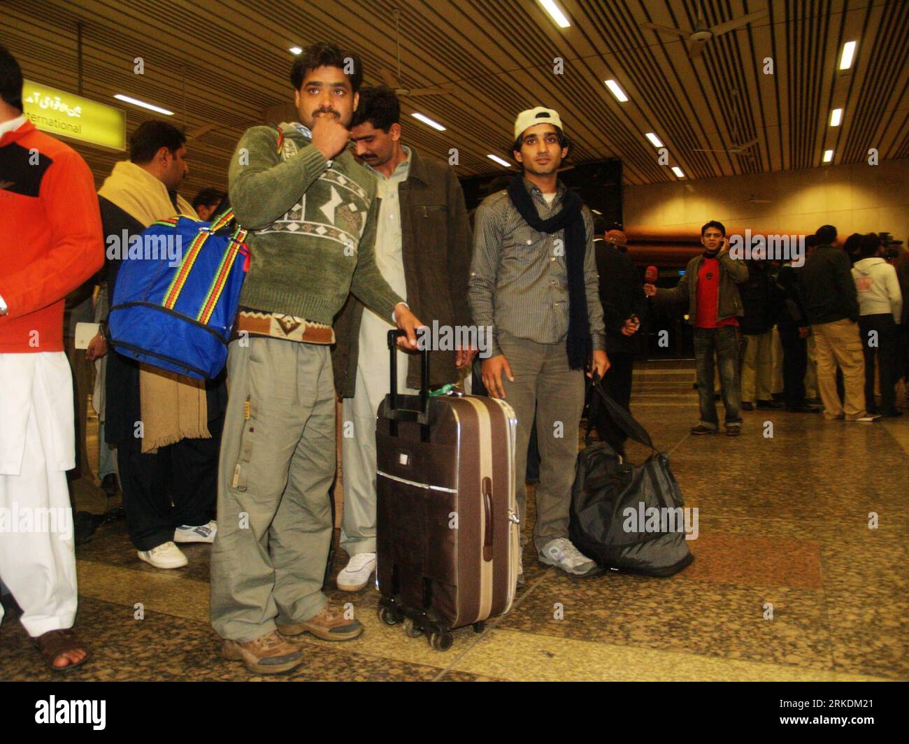 Bildnummer: 54967625 Datum: 01.03.2011 Copyright: imago/Xinhua LAHORE, 1 marzo 2011 (Xinhua) -- i pakistani arrivano all'aeroporto internazionale di Allama Iqbal nel Pakistan orientale a Lahore, 1 marzo 2011, dopo essere fuggiti dalla Libia. L'agenzia delle Nazioni Unite per i rifugiati ha dichiarato che era in corso un'emergenza umanitaria, mentre migliaia di persone sono fuggite dalla Libia nel fine settimana in un esodo di massa di stranieri dal paese devastato dal conflitto per via aerea, terrestre e marittima. (Xinhua/Jamil Ahmed) (zyw) PAKISTAN-LAHORE-LIBIA-EVACUATION PUBLICATIONxNOTxINxCHN Gesellschaft Politik Unruhen Revolte Aufstand Evakuierung kbdig xsk 2011 quer Bildnummer 549676 Foto Stock